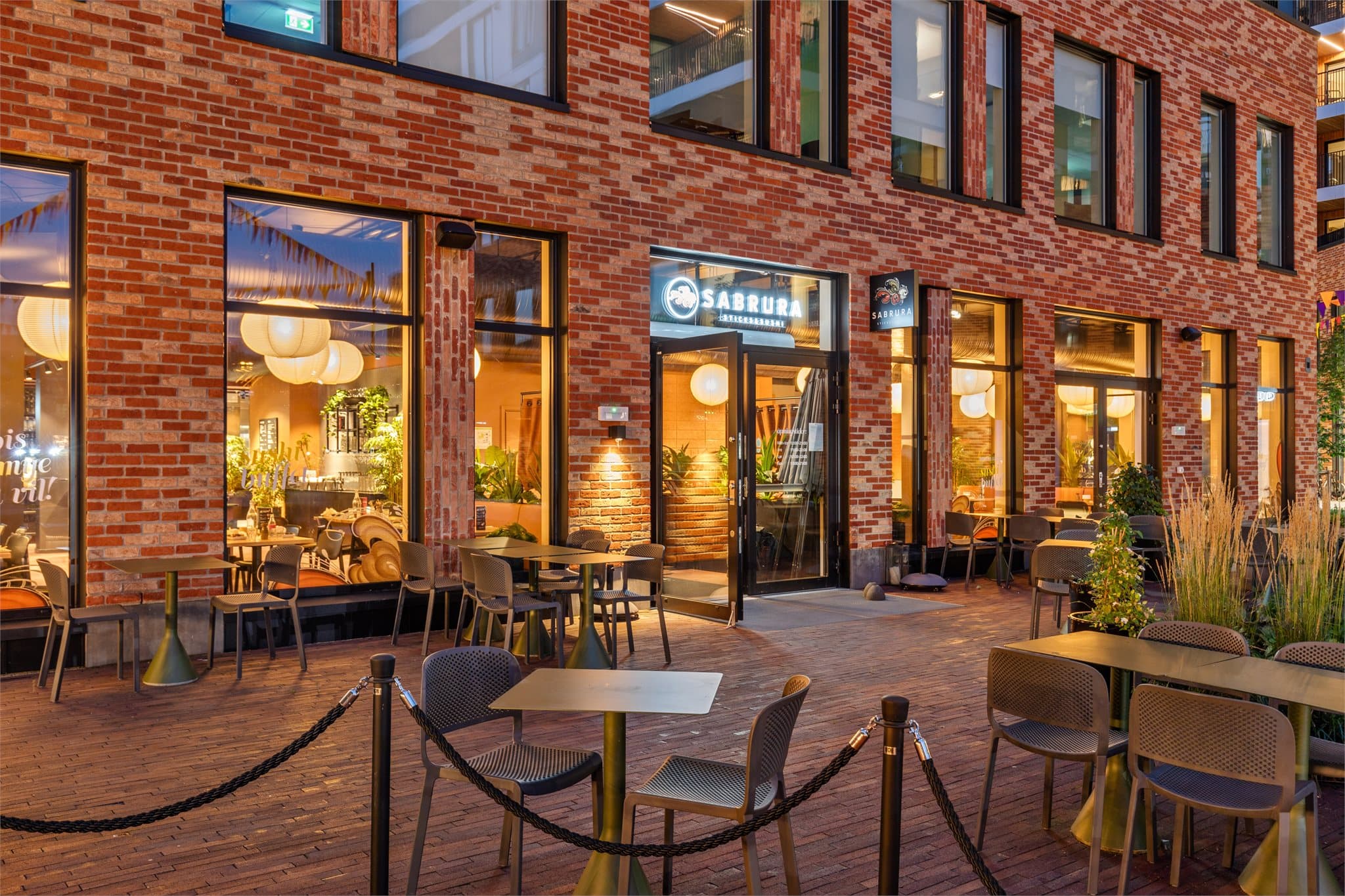 Ønsker man heller sushi, kan dette nytes hos Sabrura like i nærheten.