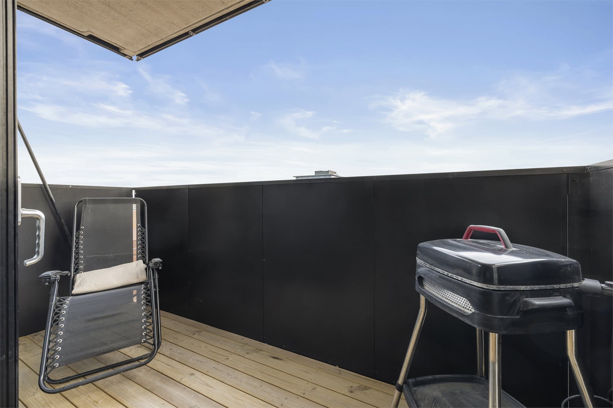 Solrik balkong med plass til grill, perfekt for varme dager og sosiale sammenkomster.