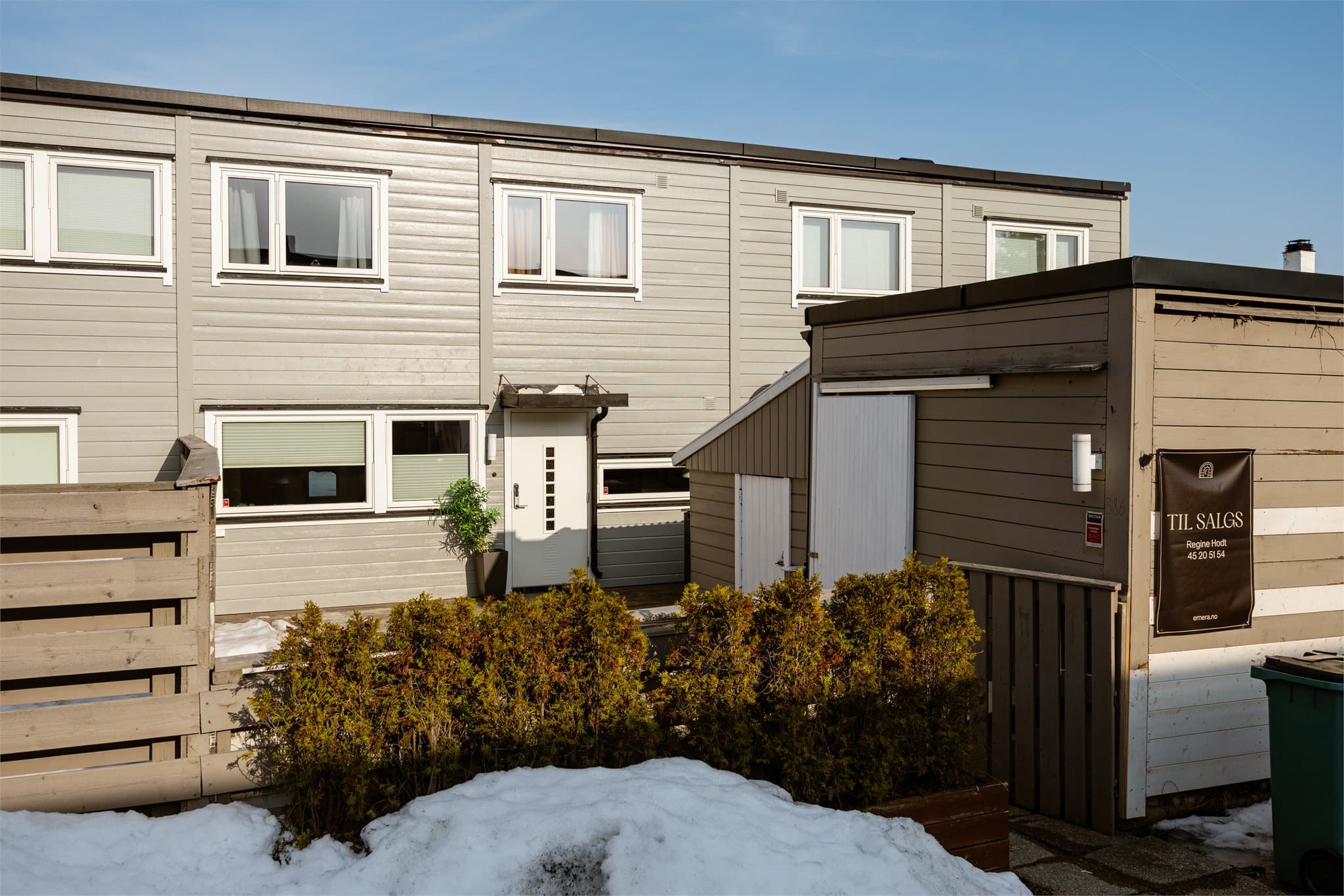 Boligen har to terrasseplattinger som gir fleksible og attraktive uteoppholdssoner gjennom dagen.