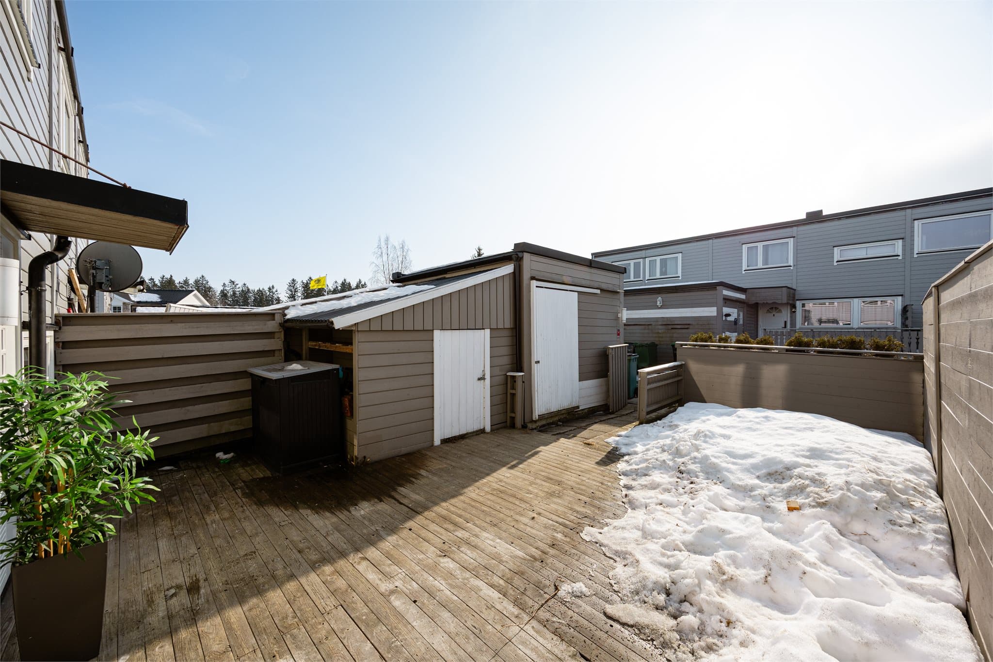 Fra terrassen på fremsiden har du også tilgang på to boder - praktisk til oppbevaring av akebrett, sykler og diverse hageutstyr.