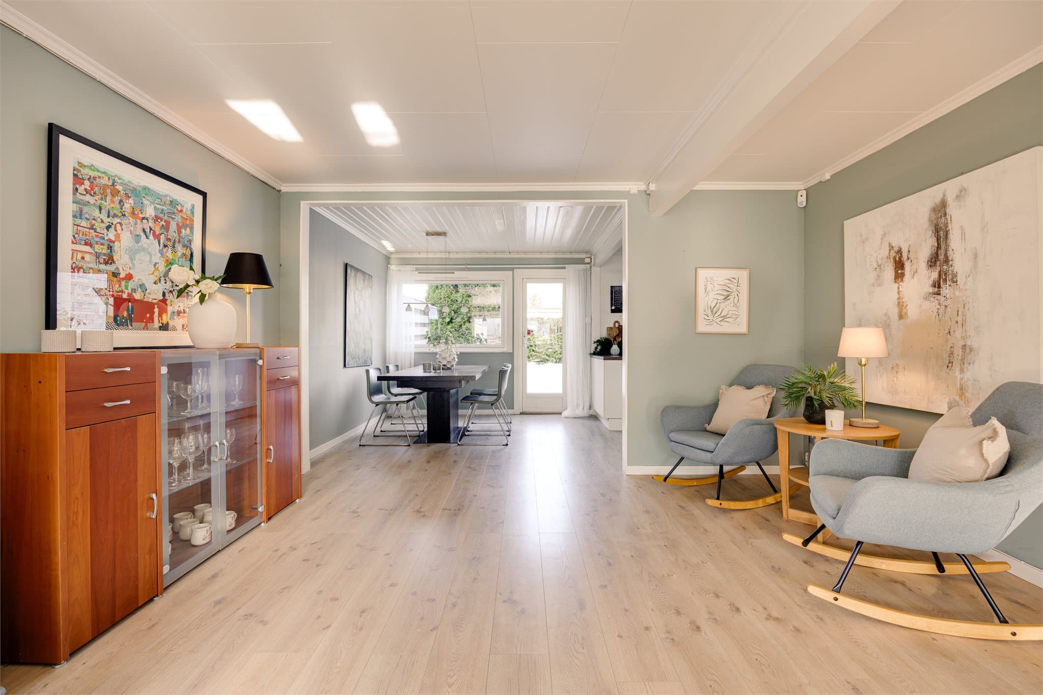 Fra stuen er det direkte adkomst til terrasse og hage, noe som gir en sømløs forbindelse mellom inne- og uterom i sommerhalvåret.