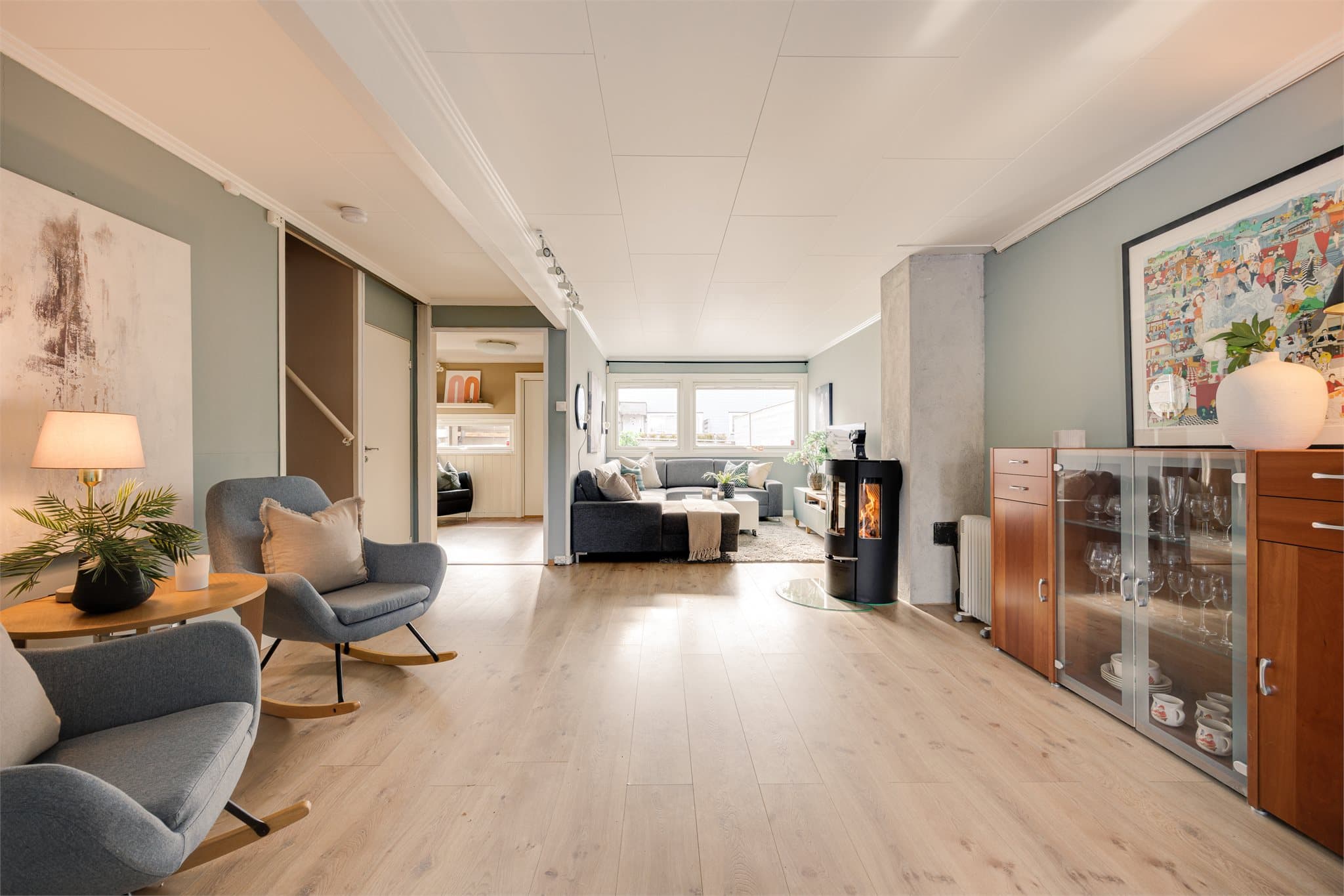 Den romslige stuen kan møbleres med skjermet TV-krok, en romslig spisestuedel i tilknytning til kjøkkenet, samt en egen nisje som egner seg perfekt til lesekrok, hjemmekontor eller bibliotek.