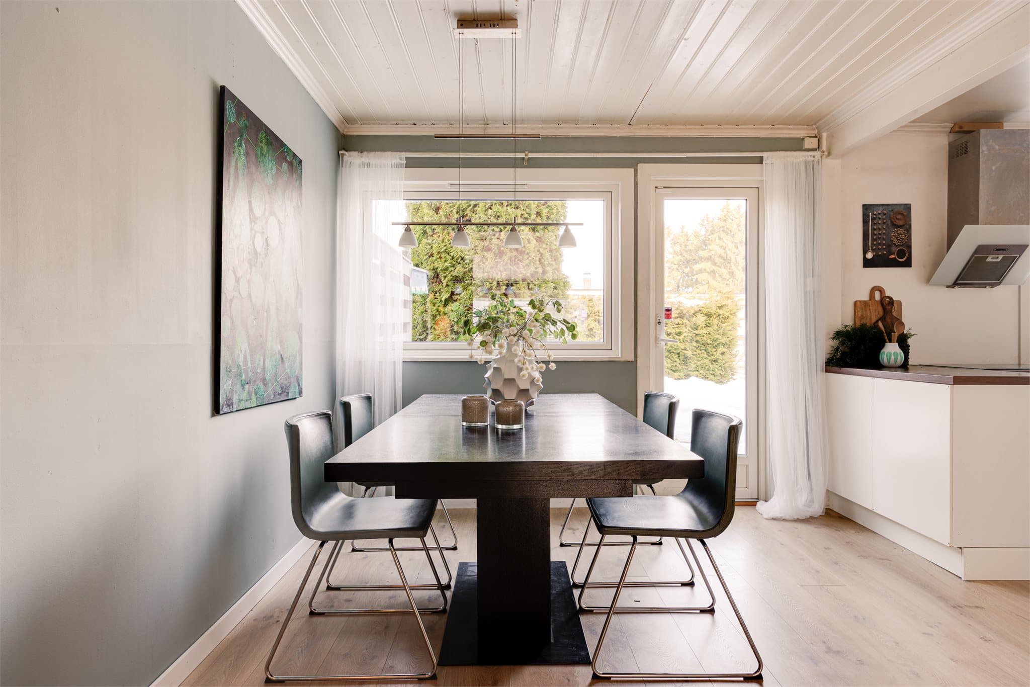 Rommet tilbyr plass til stor spisestue, slik at du har plass til storfamilien eller mange gjester rundt bordet.