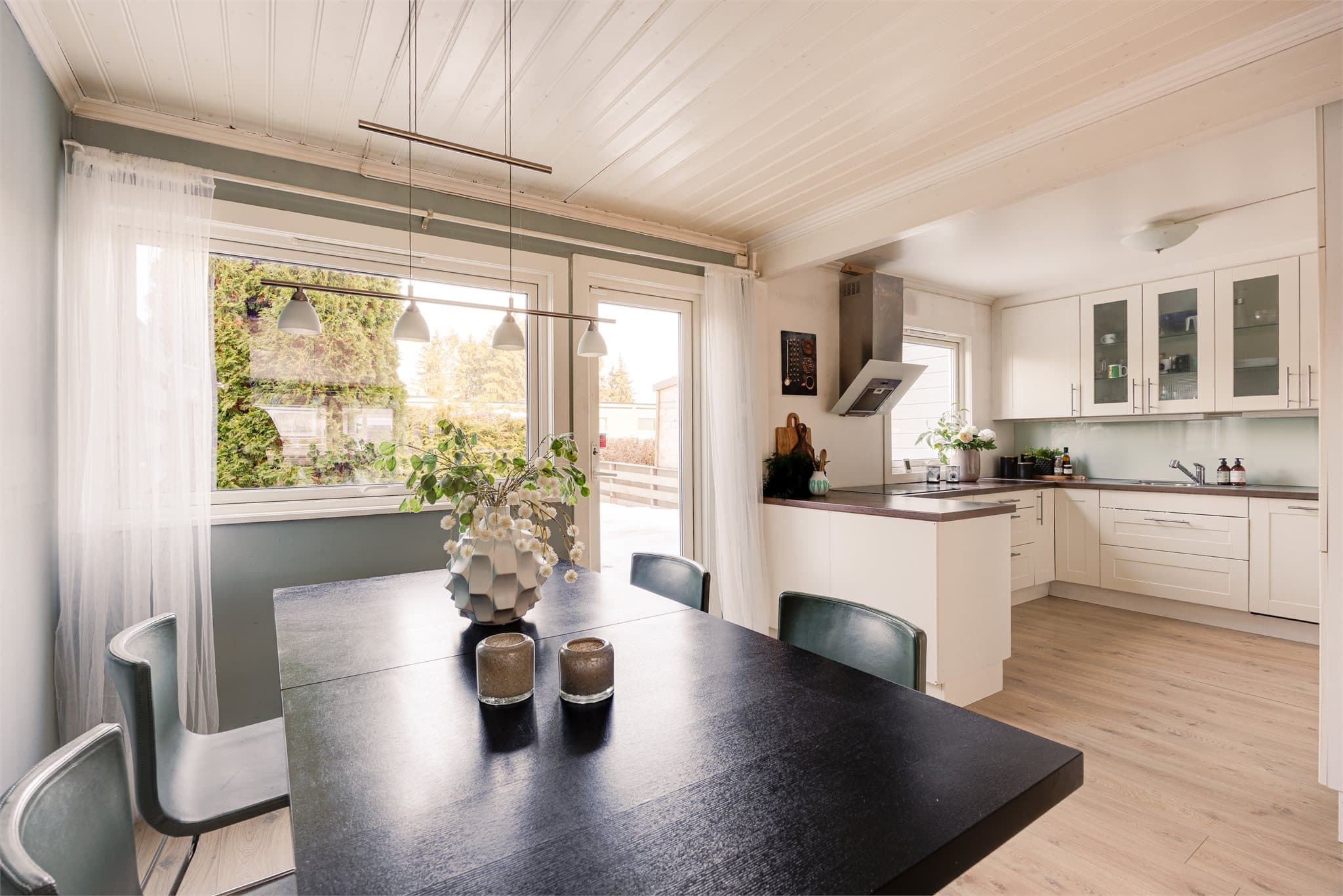 Kjøkkenet ligger i åpen løsning til spisestuen - noe som legger opp til at du kan være sosial med gjestene under matlaging.