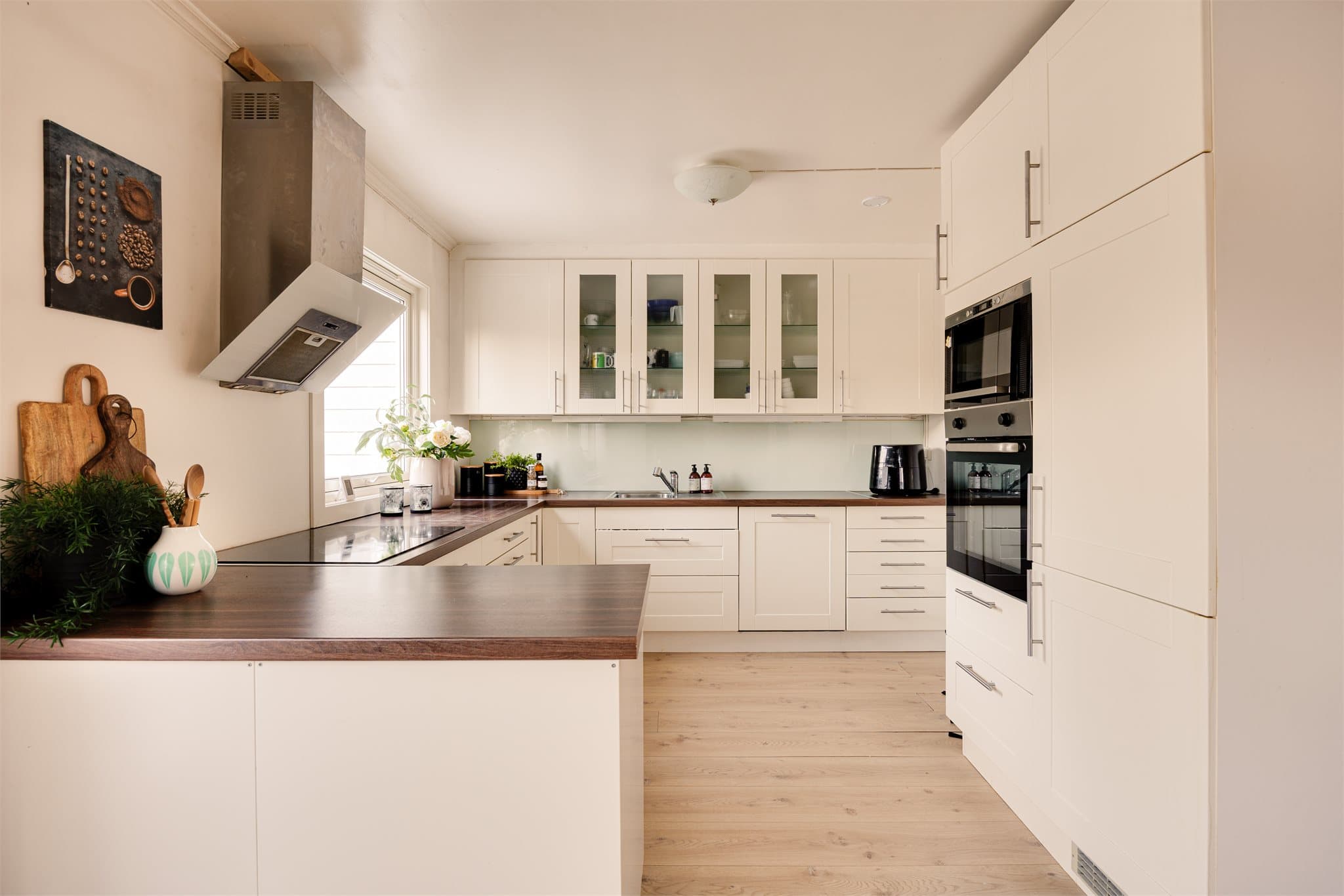 Boligen går over to plan med stue og kjøkken i 1. etasje og soveromsavdeling i 2. etasje - en praktisk og gjennomtenkt planløsning for familieliv.