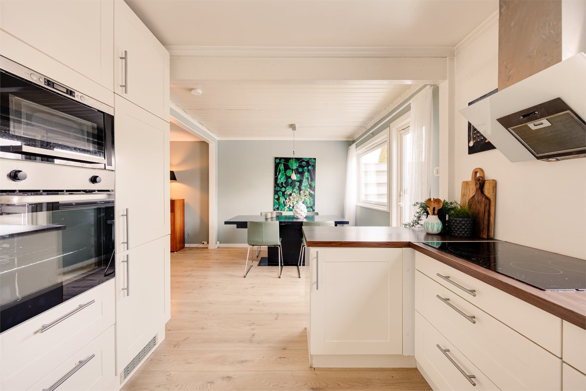 Kjøkkenet ligger naturlig tilknyttet spisestuen og legger til rette for hyggelige måltider med hele familien.