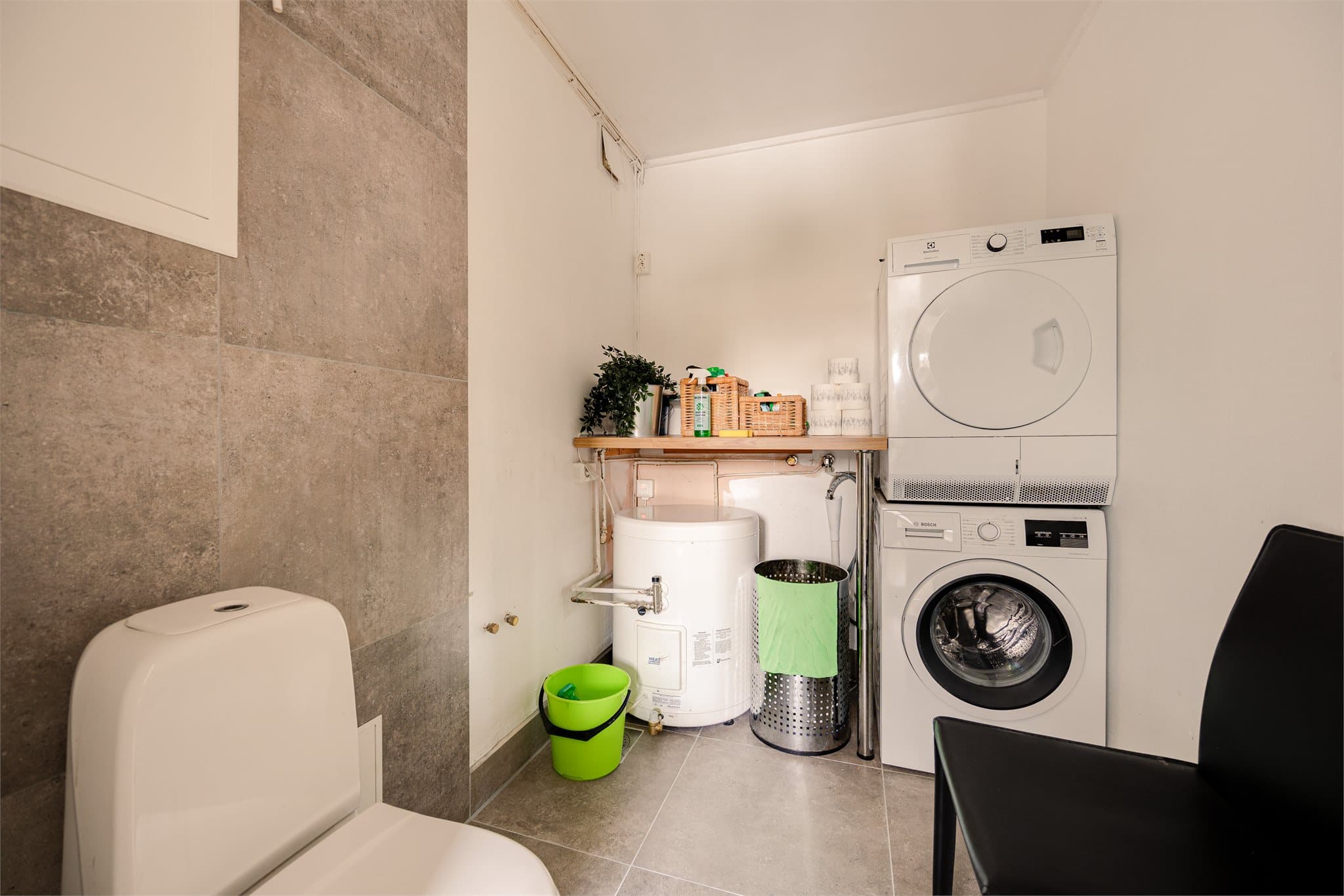 Vaskerommet er ifølge eier oppgradert i 2025 og fremstår moderne og funksjonelt. Rommet er flislagt og utstyrt med gulvstående toalett, opplegg for vaskemaskin samt fastmontert laminat benkeplate. Veggene er sparklet og malt.