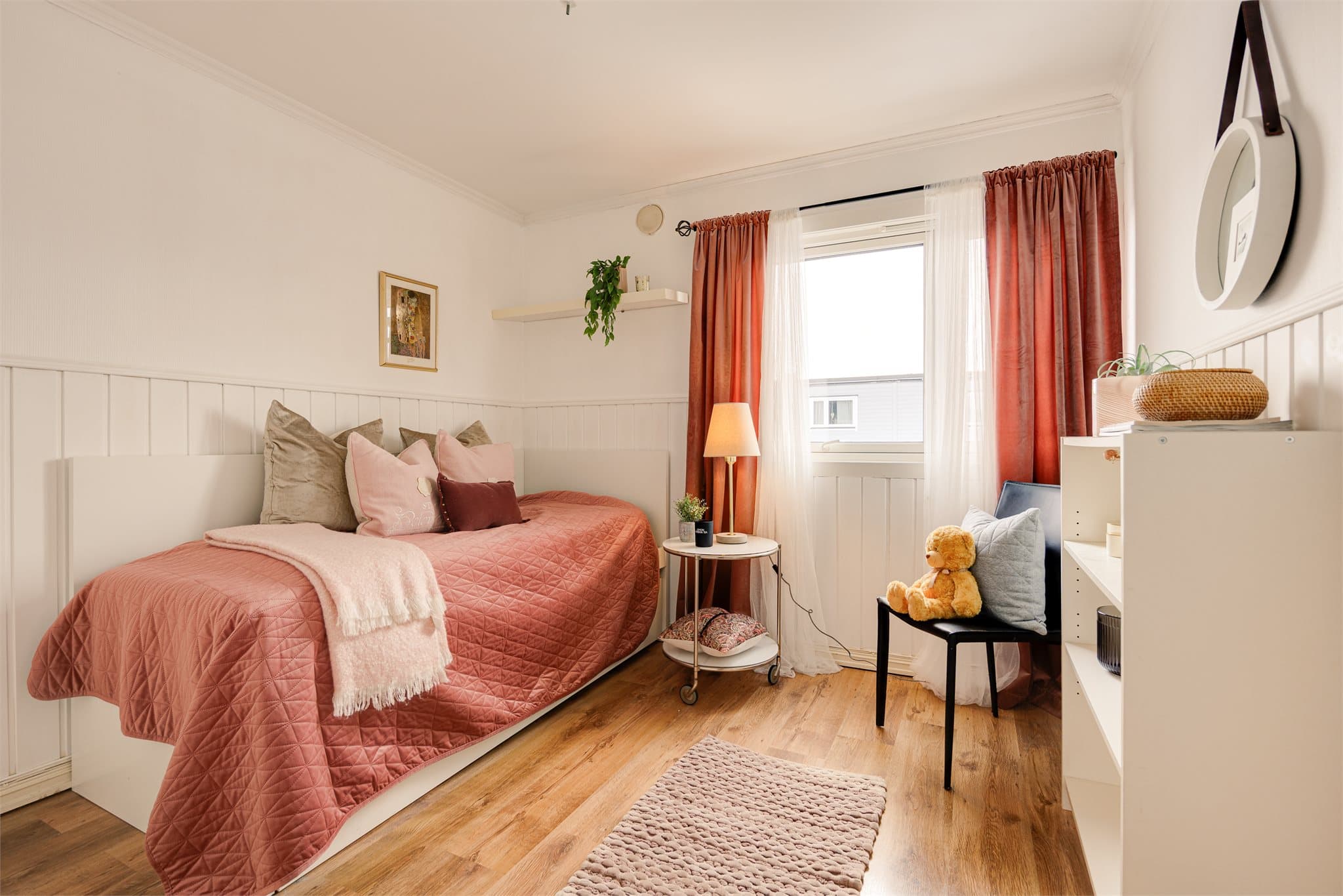 Soverom 4 er lyst og fint og har god plass til seng av den størrelsen en måtte ønske, samt ytterligere møblement.