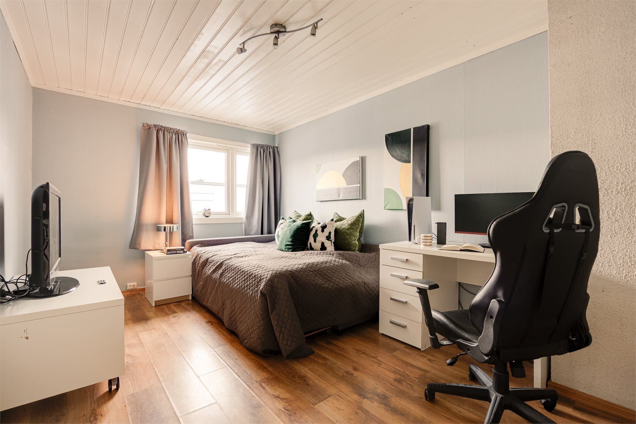 Det største rommet kan alternativt benyttes som stue eller allrom dersom behovet for fire soverom ikke er til stede.