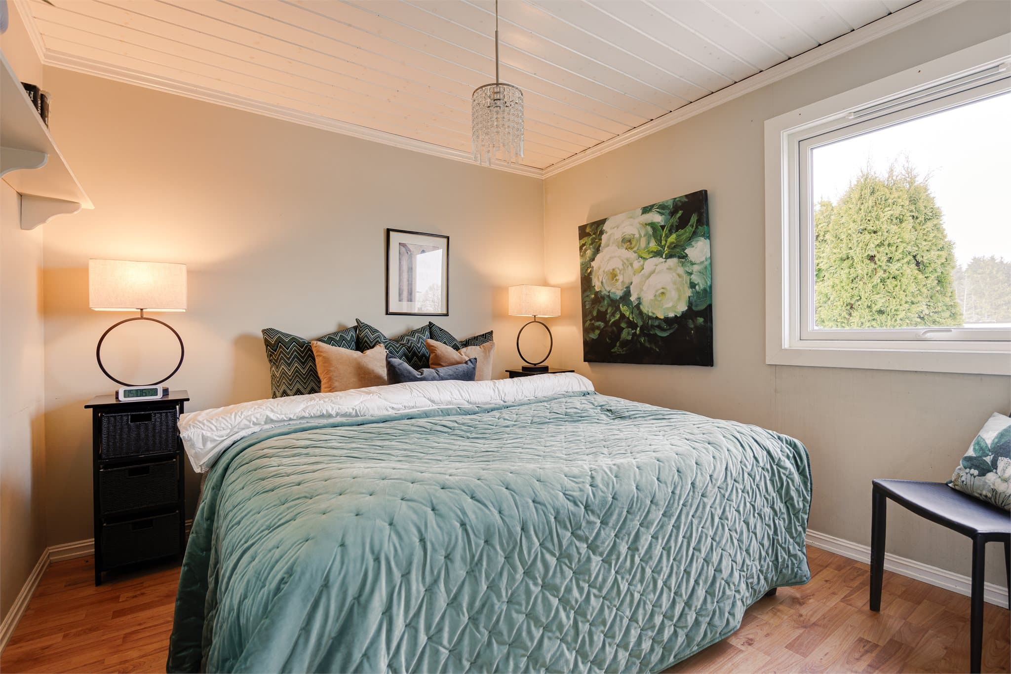 I boligens andre etasje finner du fire gode soverom. Hovedsoverommet er romslig og har plass til dobbeltseng med tilhørende nattbord.