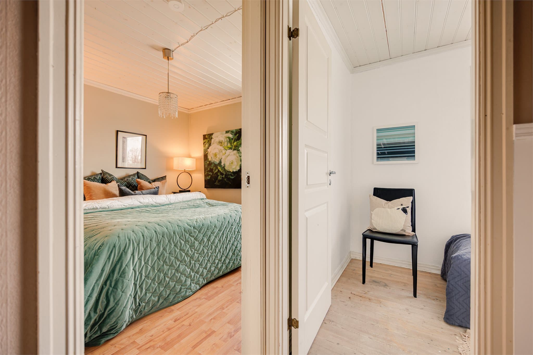 2 soverom i hver ende av boligens 2.etasje, samt bad og walk-in i midten.