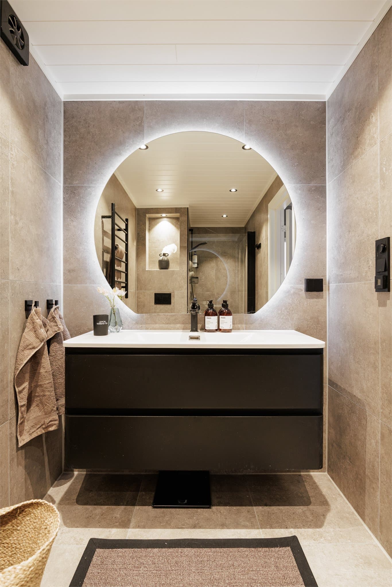 Her får du en oppgradert bolig med nytt bad, solrike uteplasser, peis og garasje.