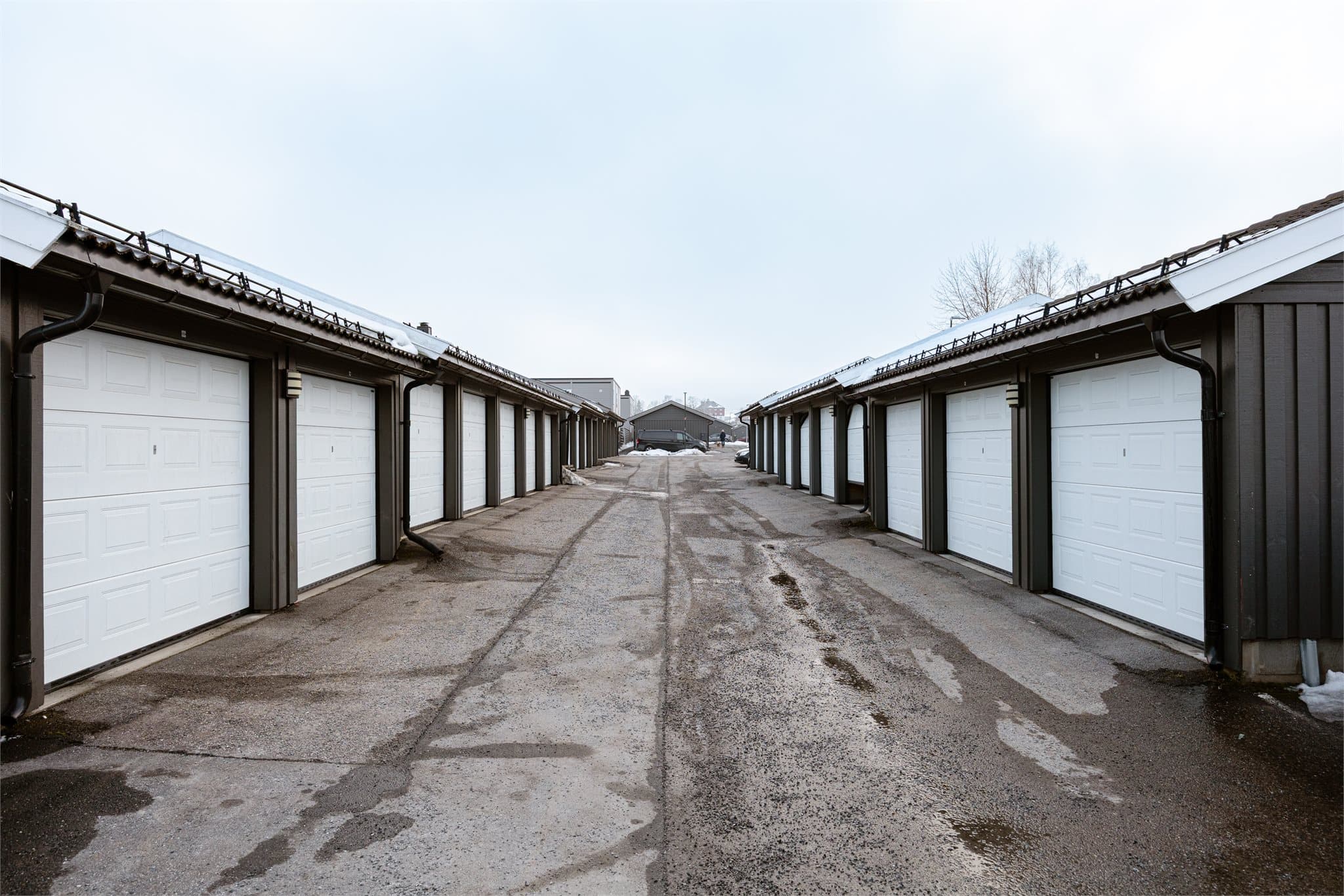 Garasjeplass med kort gangavstand til huset og elbillader montert.