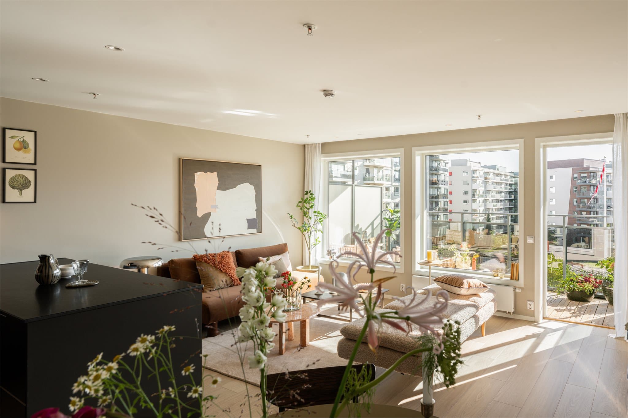 Rommet har god plass til både sittegruppe og spisebord, og oppvarmes med radiatorer tilknyttet fellesanlegg med vannbåren varme.