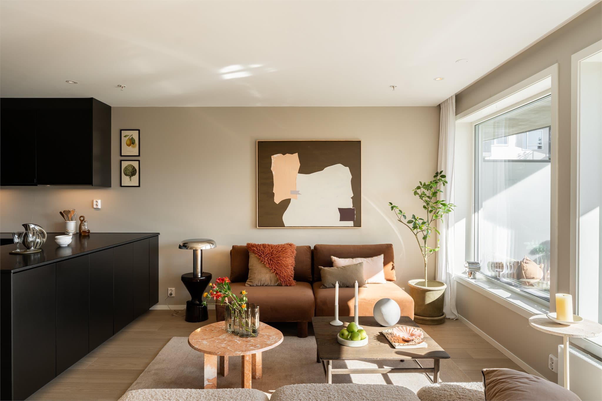 Store, moderne vindusflater sørger for rikelig med naturlig lys, mens innfelte downlights gir en stilren belysning.