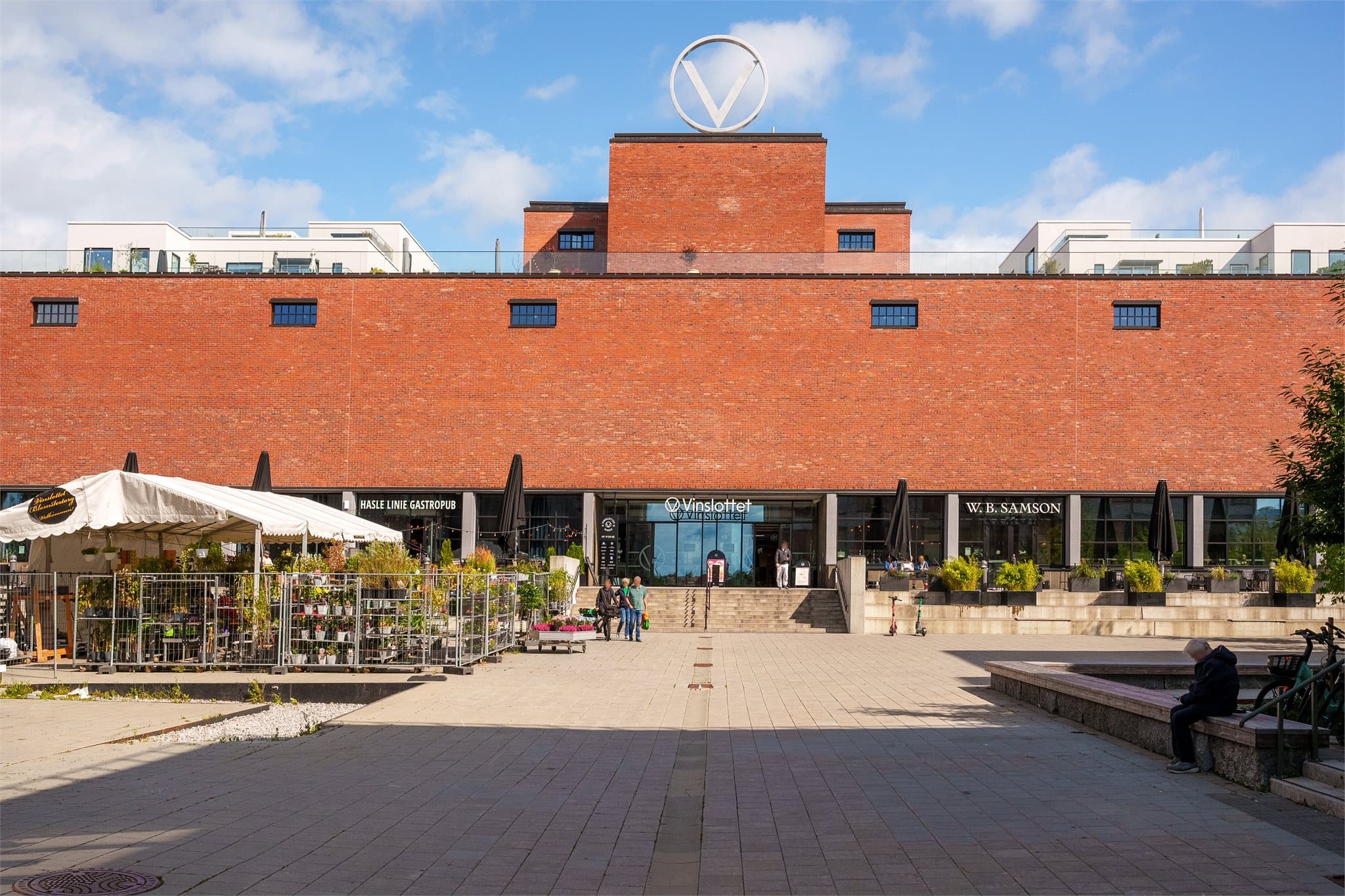 Vinslottet på Hasle tilbyr et bredt utvalg av butikker, spisesteder og servicetilbud.