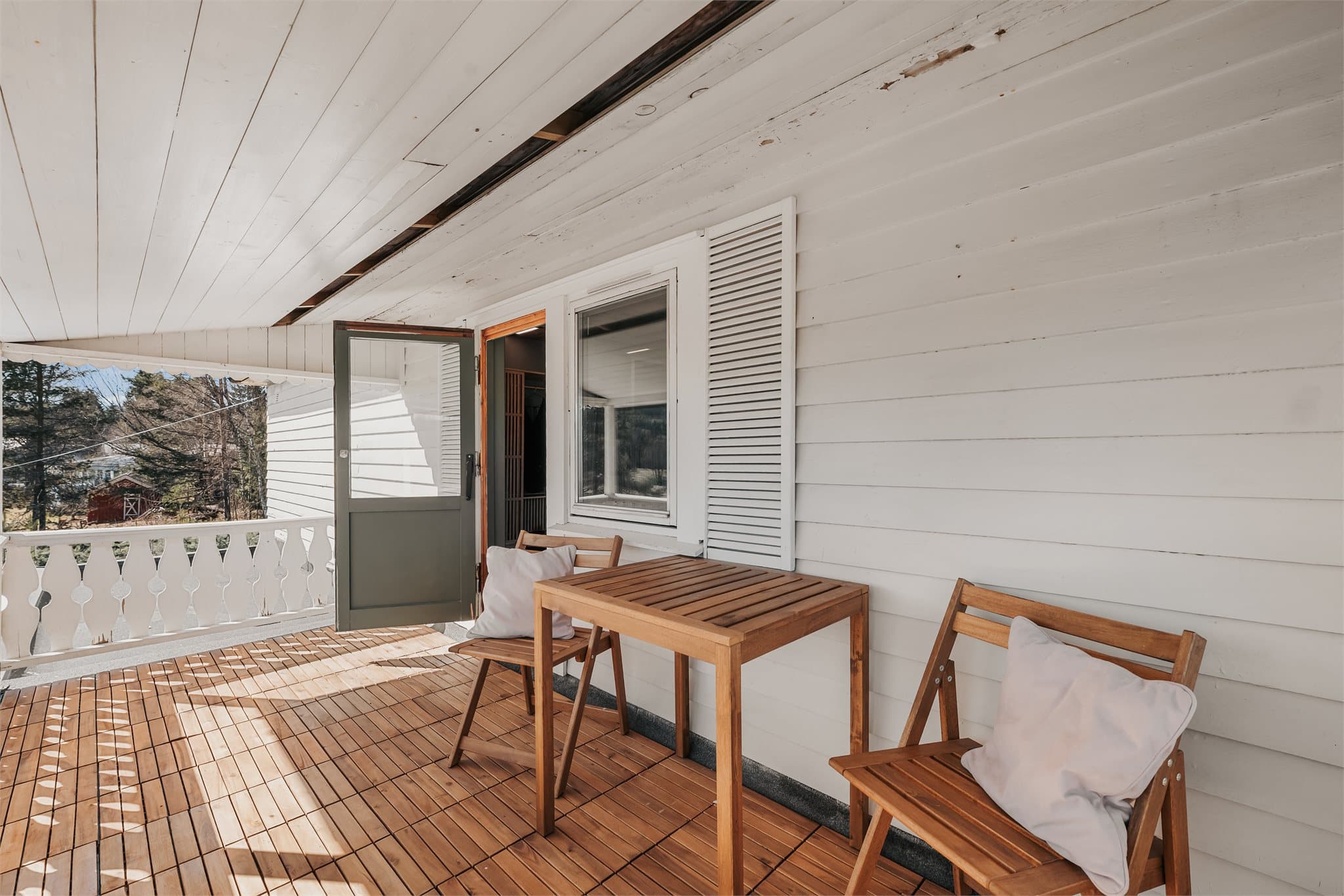 Utgang fra hovedsoverommet til terrasse på ca. 9,6 m².