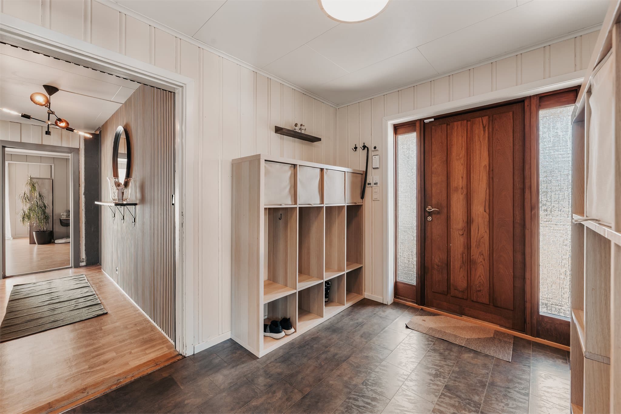 Romslig og innbydende entré med god plass til oppbevaringsmøbler.