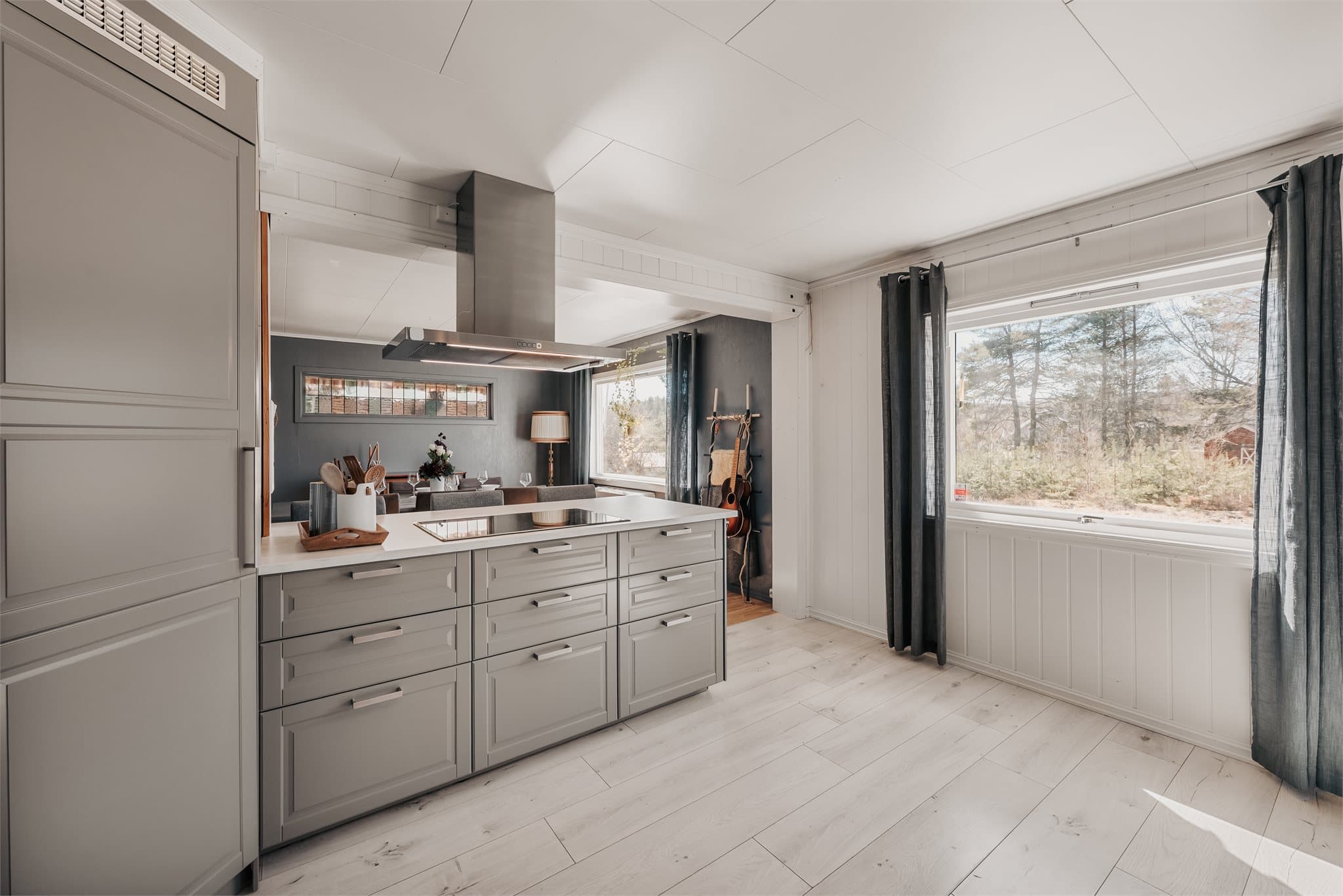 Kjøkkenet er utstyrt med opplegg for frittstående oppvaskmaskin, og har integrert platetopp, stekeovn, mikrobølgeovn og kjøl/fryseskap.