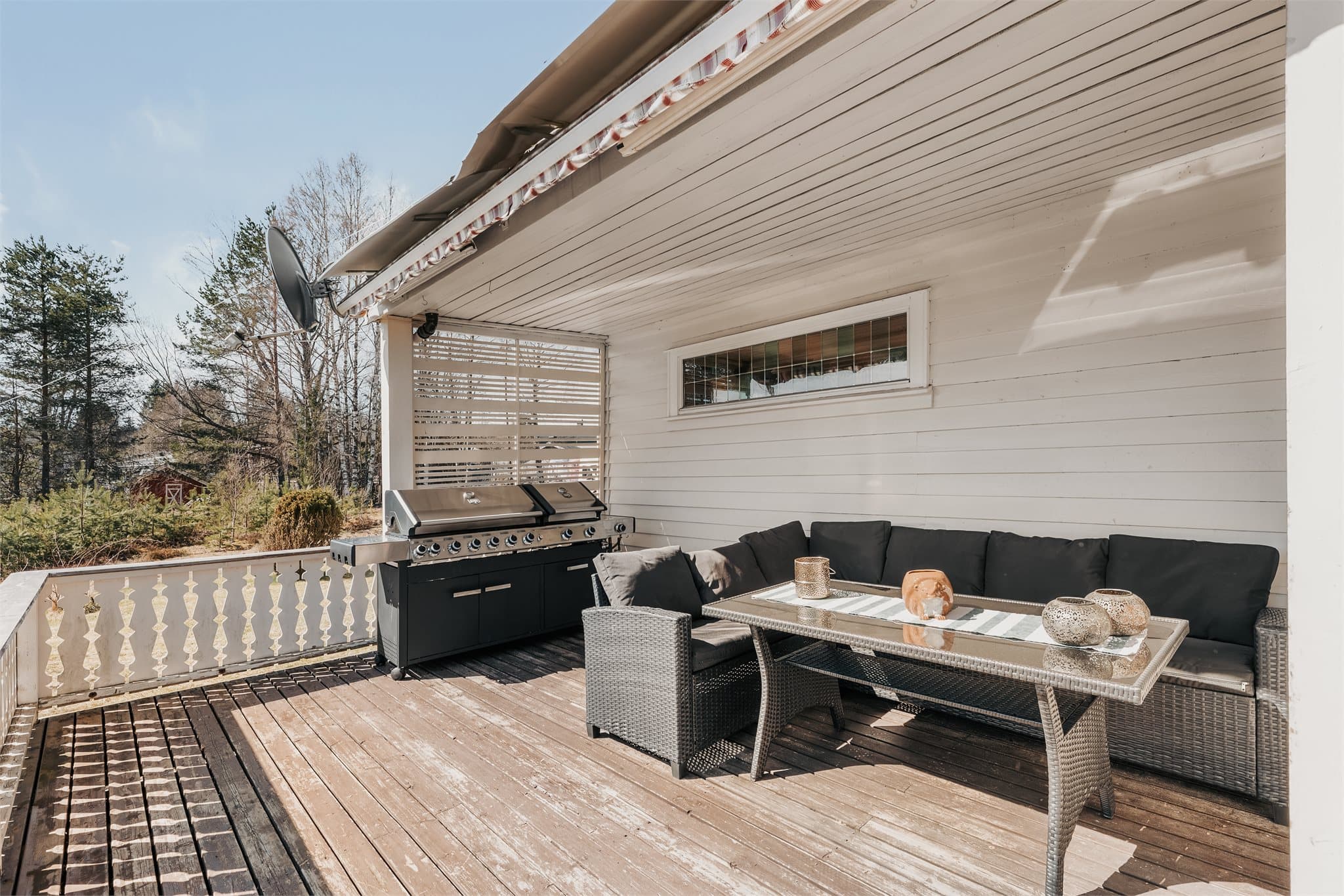 Fra stue er det utgang til terrasse på ca.. 26,3 m² og hage.