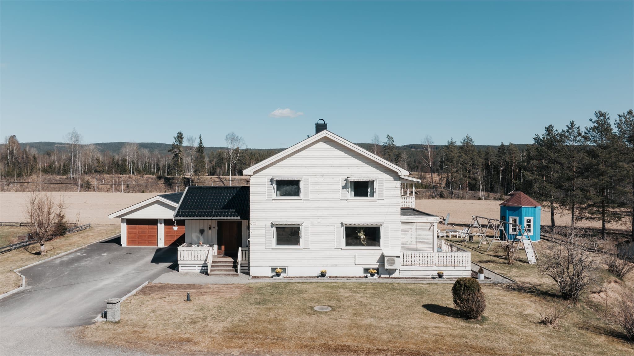 Løkkervegen 116 er en meget sjarmerende og romslig enebolig i rolige og landlige omgivelser på Bruvoll. Eiendommen er opprinnelig fra 1957, og ble senere utvidet med et tilbygg i 1989.