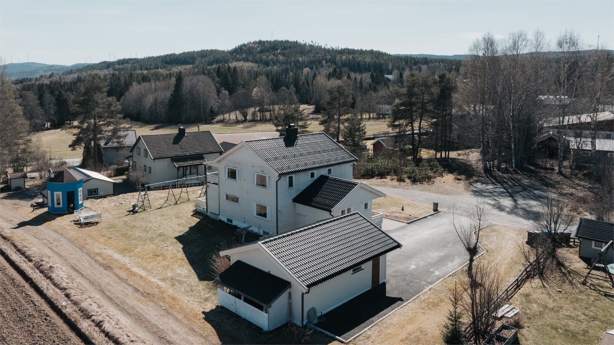 Fra eiendommen er det ca. 8 km til Sand sentrum, 25 km til Eidsvoll og 55 km til Hamar.
