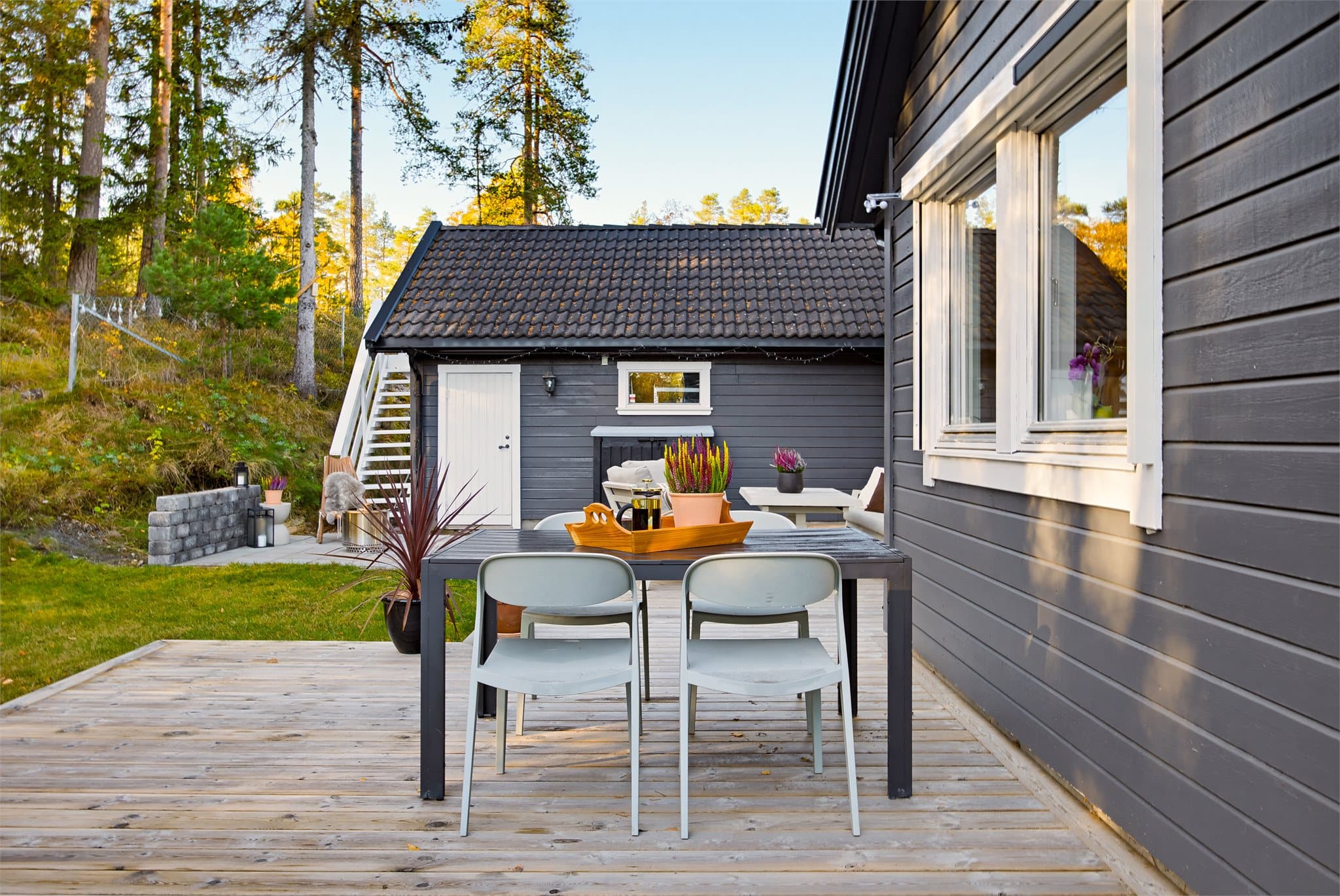 Baksiden av huset er vendt mot et skogholt, og har intet innsyn - her kan små og store nyte sommerhalvåret!