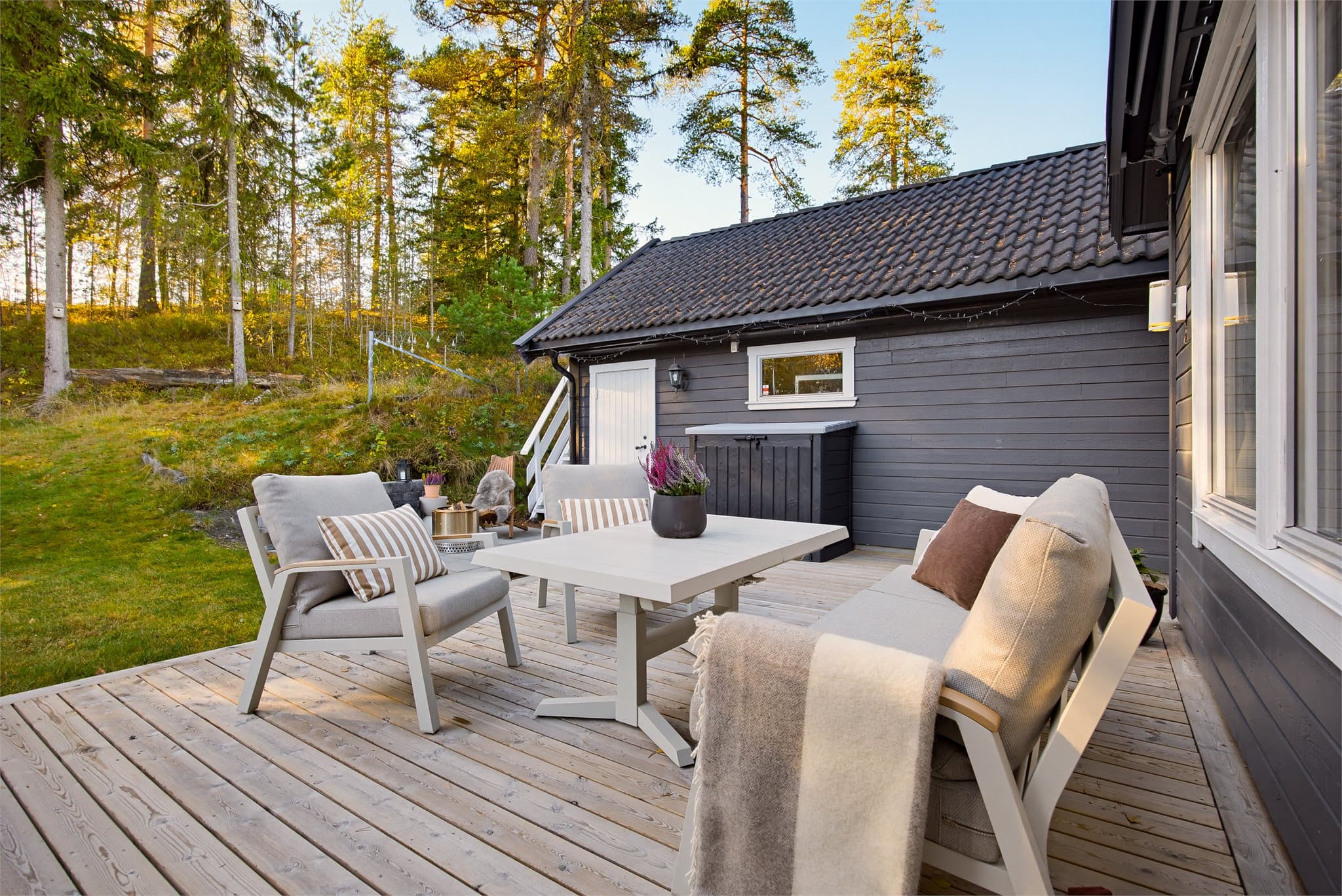Her ute er det også plass til flere sittegrupper, samt grill.