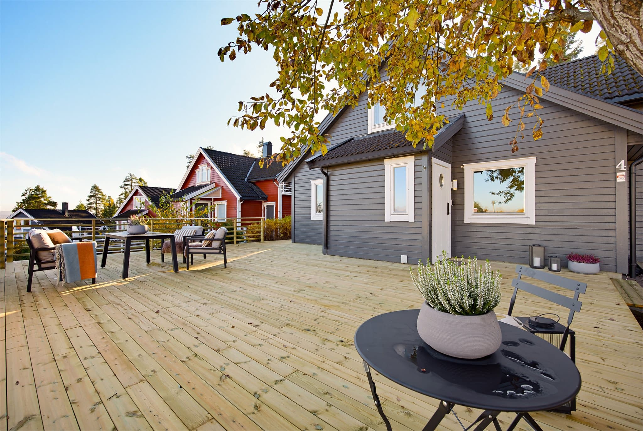 Terrassen er på hele 83 m², og ble revet og bygget opp igjen 2026 (ikke omsøkt).