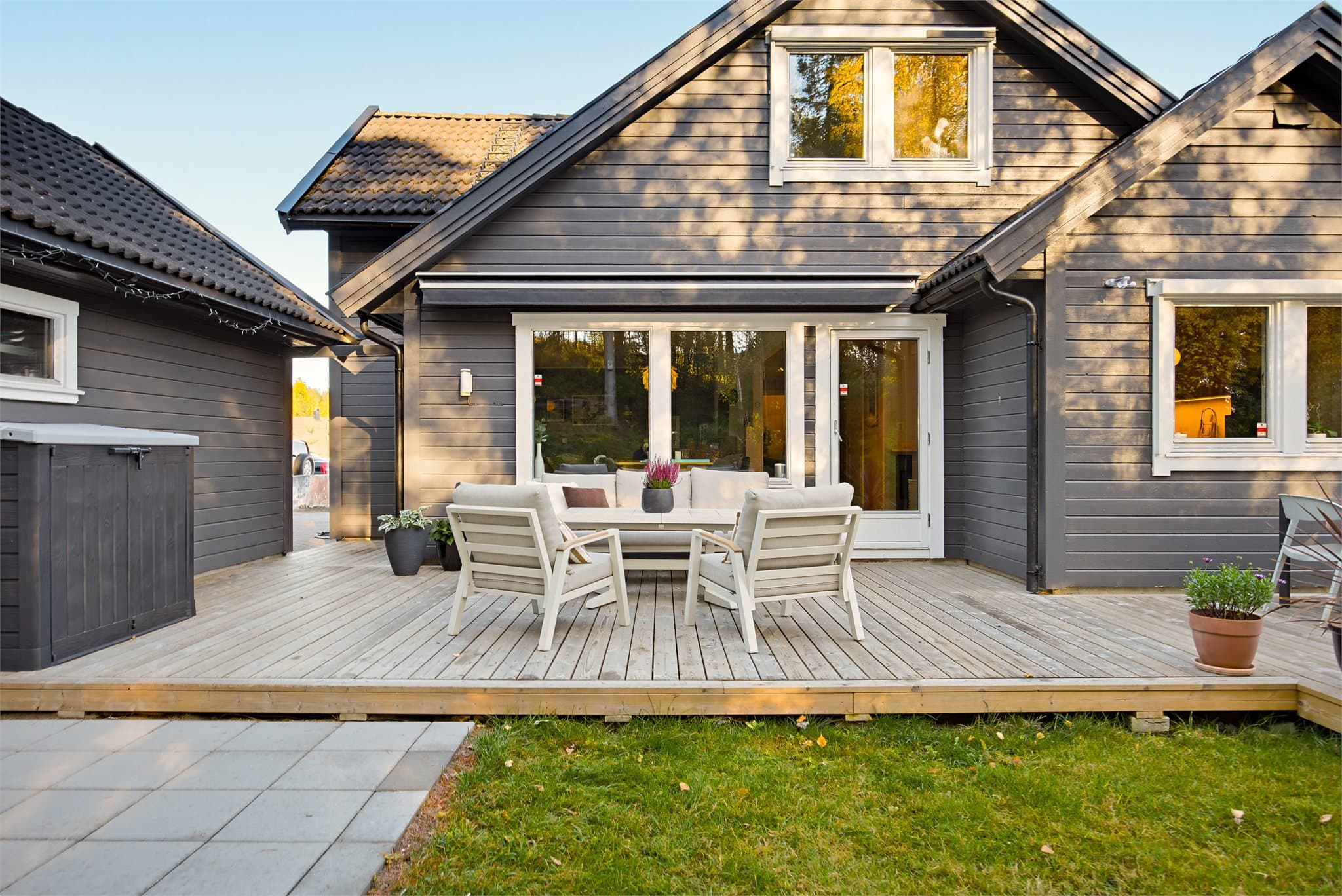 Fra stuen er det utgang til en herlig sørvestvendt terrasse på 47 m².