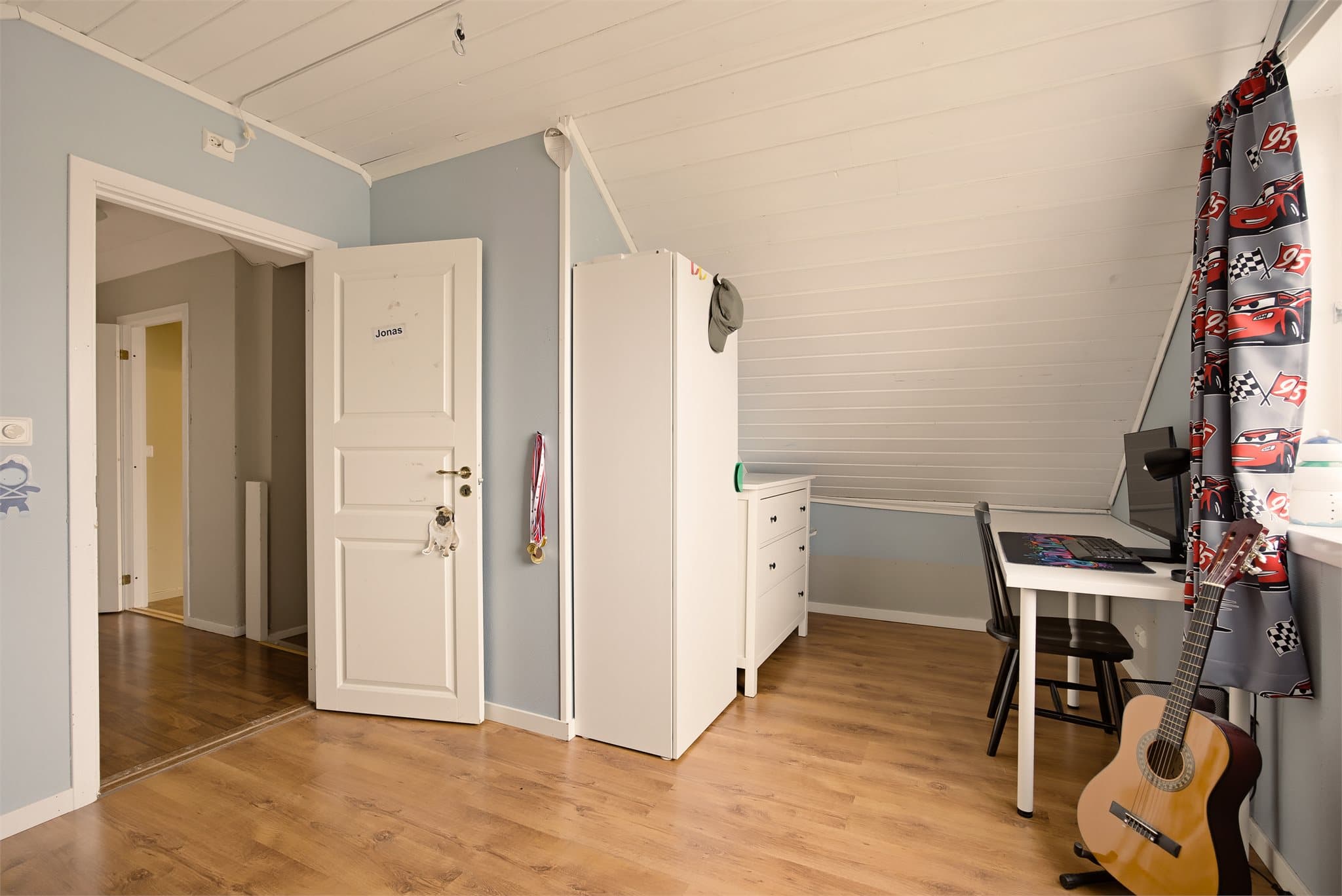 De øvrige to soverommene har plass til seng, nattbord og garderobeløsning.