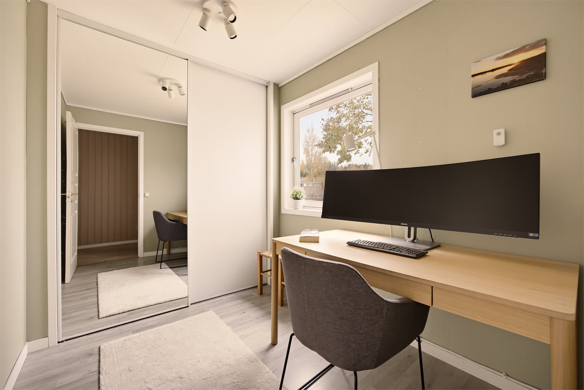 Boden er i dag innredet som kontor, og har stor skyvedørsgarderobe.