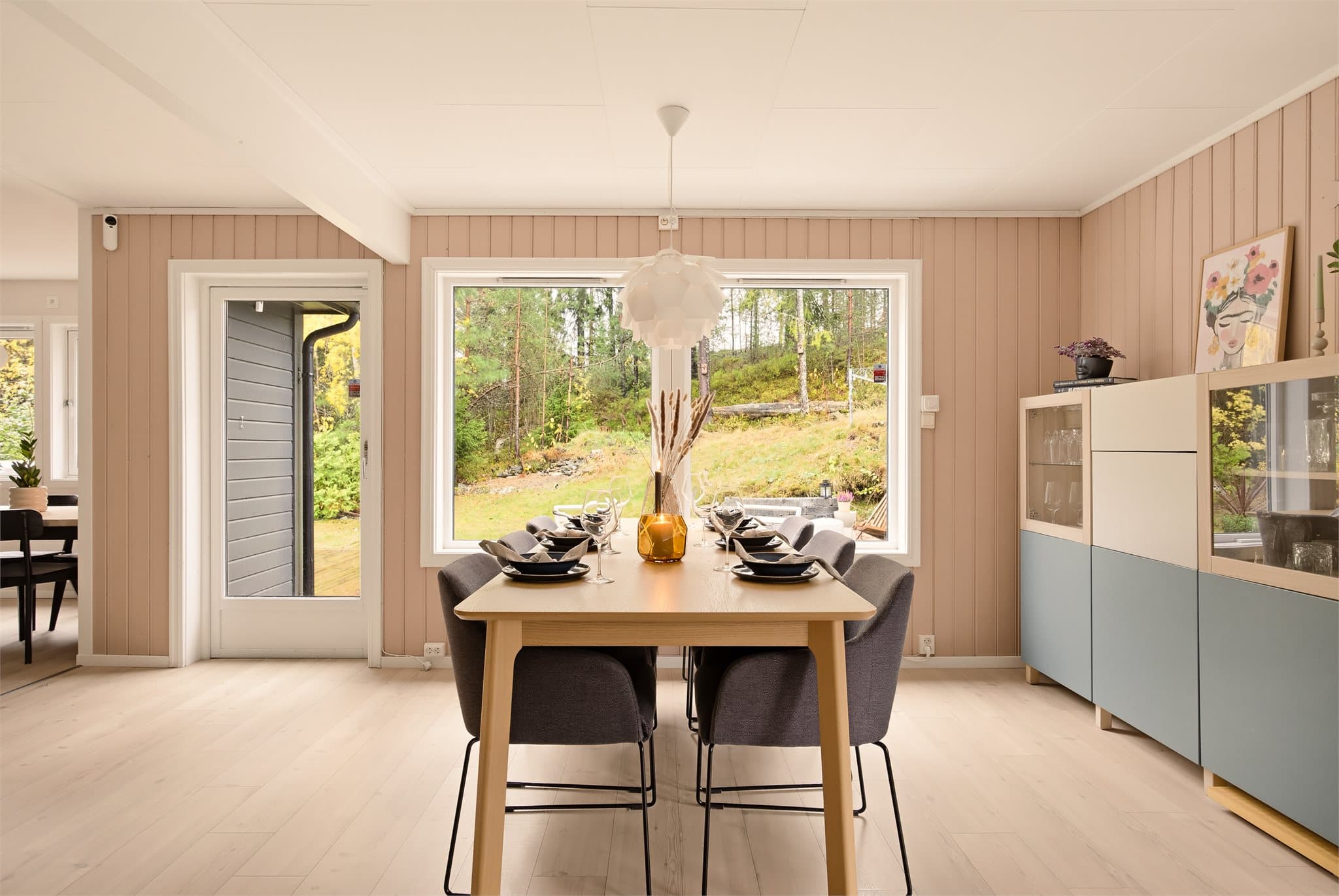 Det er rikelig med naturlig lysinnslipp fra de store vindusflatene, samt pent utsyn mot de skjermede omgivelsene bak huset.