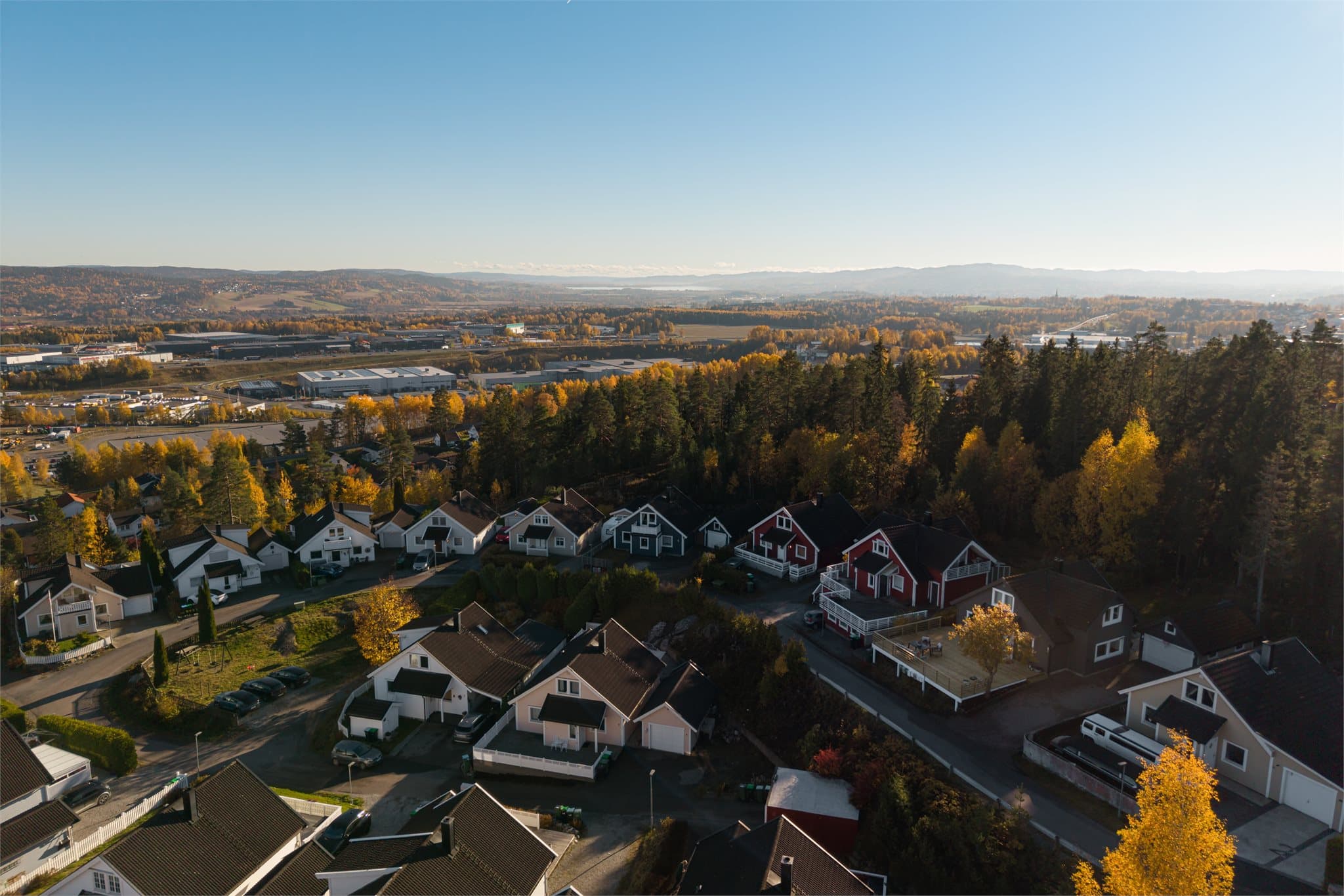Eiendommen ligger i området Åsenhagen på Skedsmokorset, et populært boligområde med gode oppvekstsvilkår og et aktivt nærmiljø.