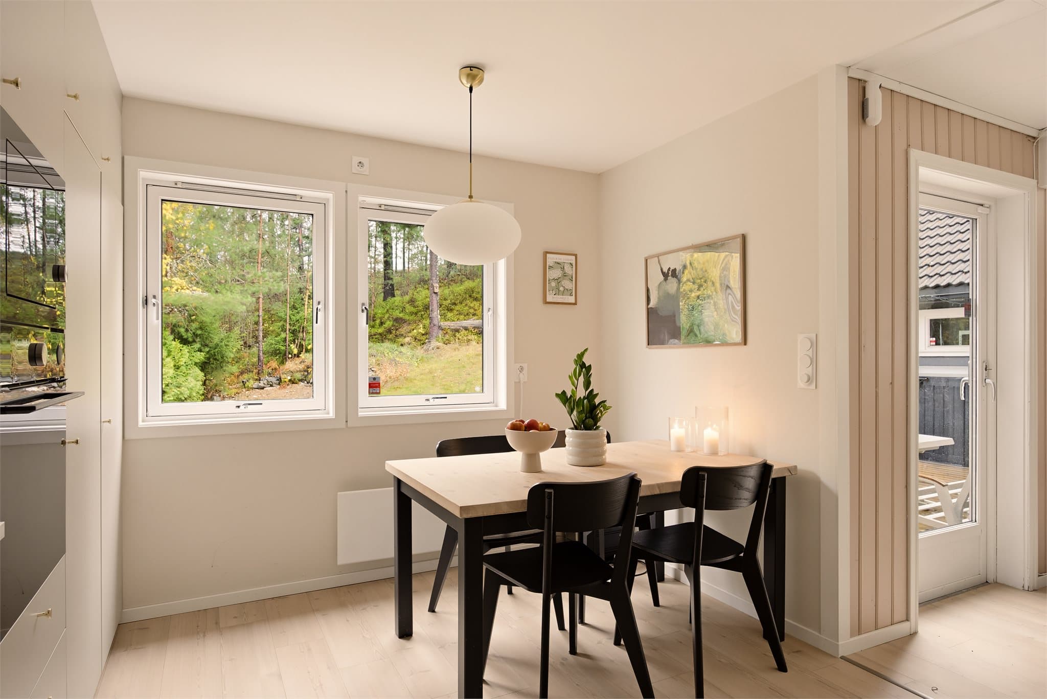Ved kjøkkenvinduet er det plass til et kjøkkenbord, her kan morgenkaffen nytes!