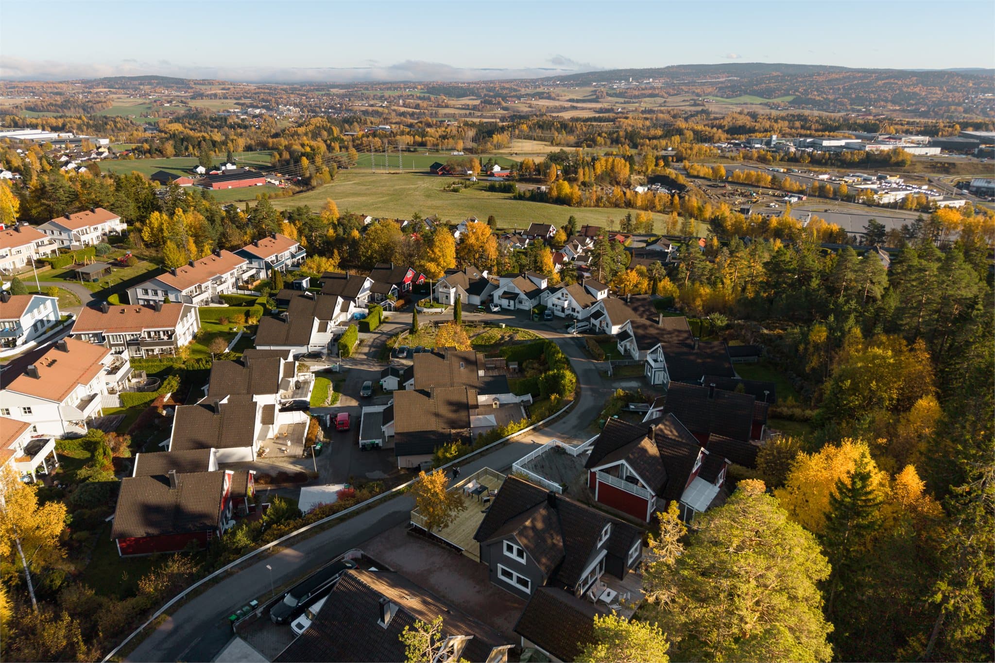 Skillebekkstien 4 ligger i et familievennlig boligområde preget av rolige omgivelser, lite gjennomgangstrafikk og nærhet til både servicetilbud og flotte naturområder.