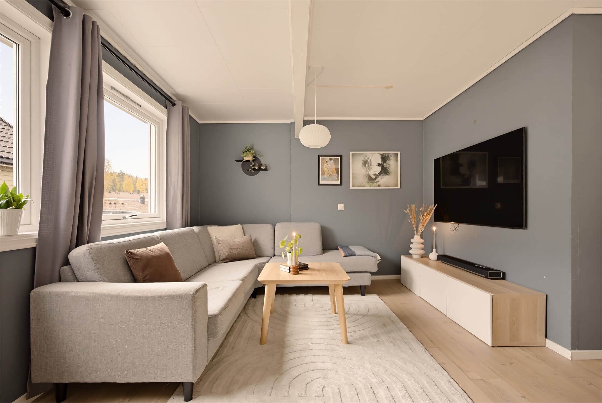 Innerst i stua er det god plass til tv- og sofakrok.