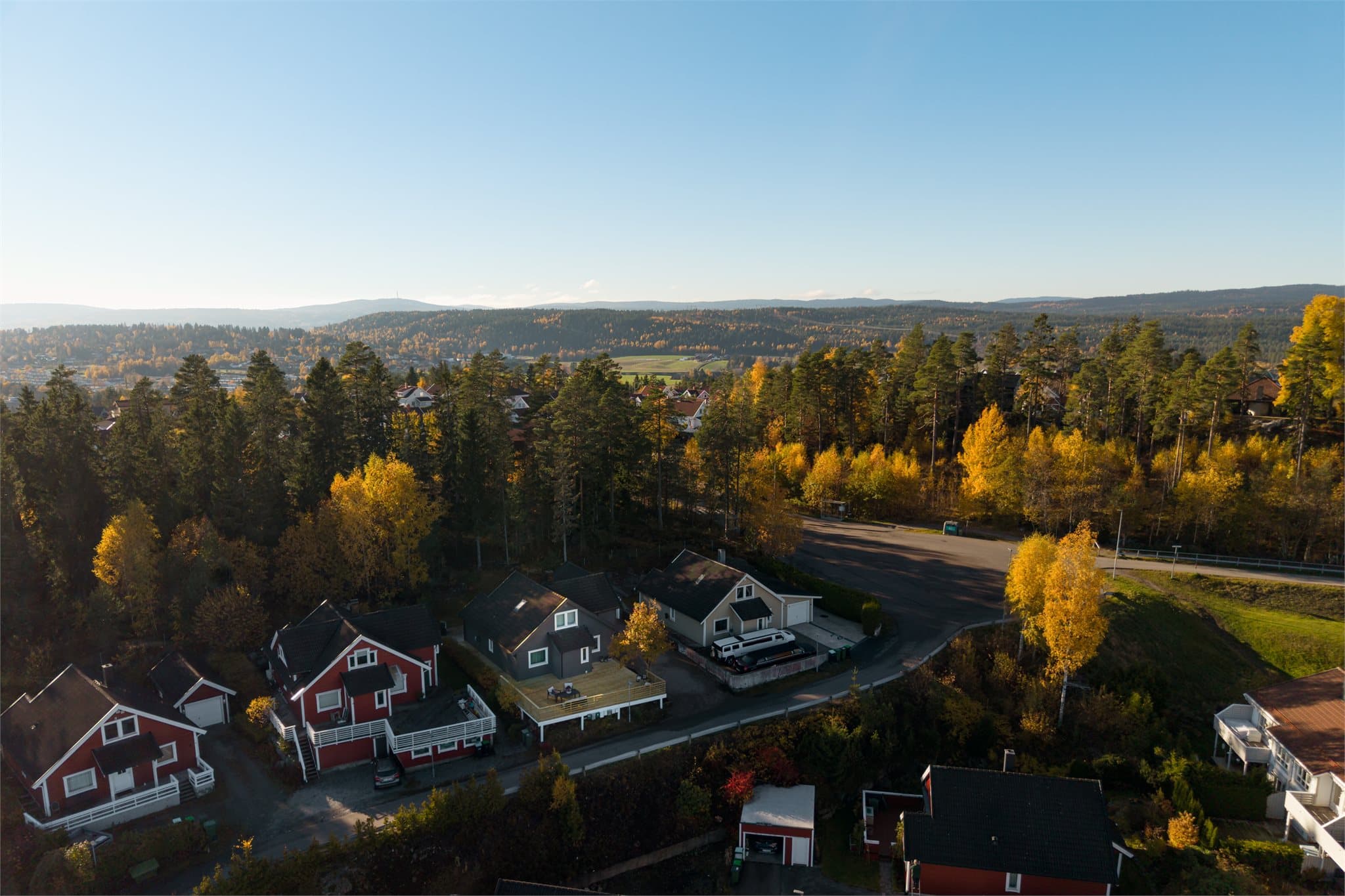 Fra boligen er det kort vei til dagligvarebutikker, skoler, barnehager og øvrige servicetilbud.