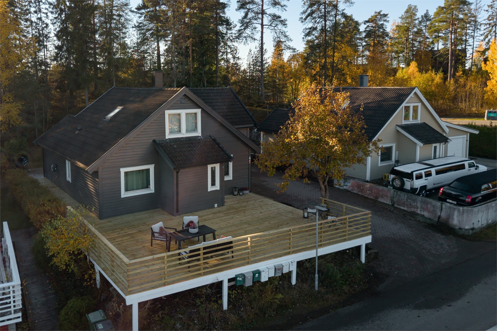 Terrassen foran huset ble bygget ny i 2026, arbeidet ble utført som egeninnsats.