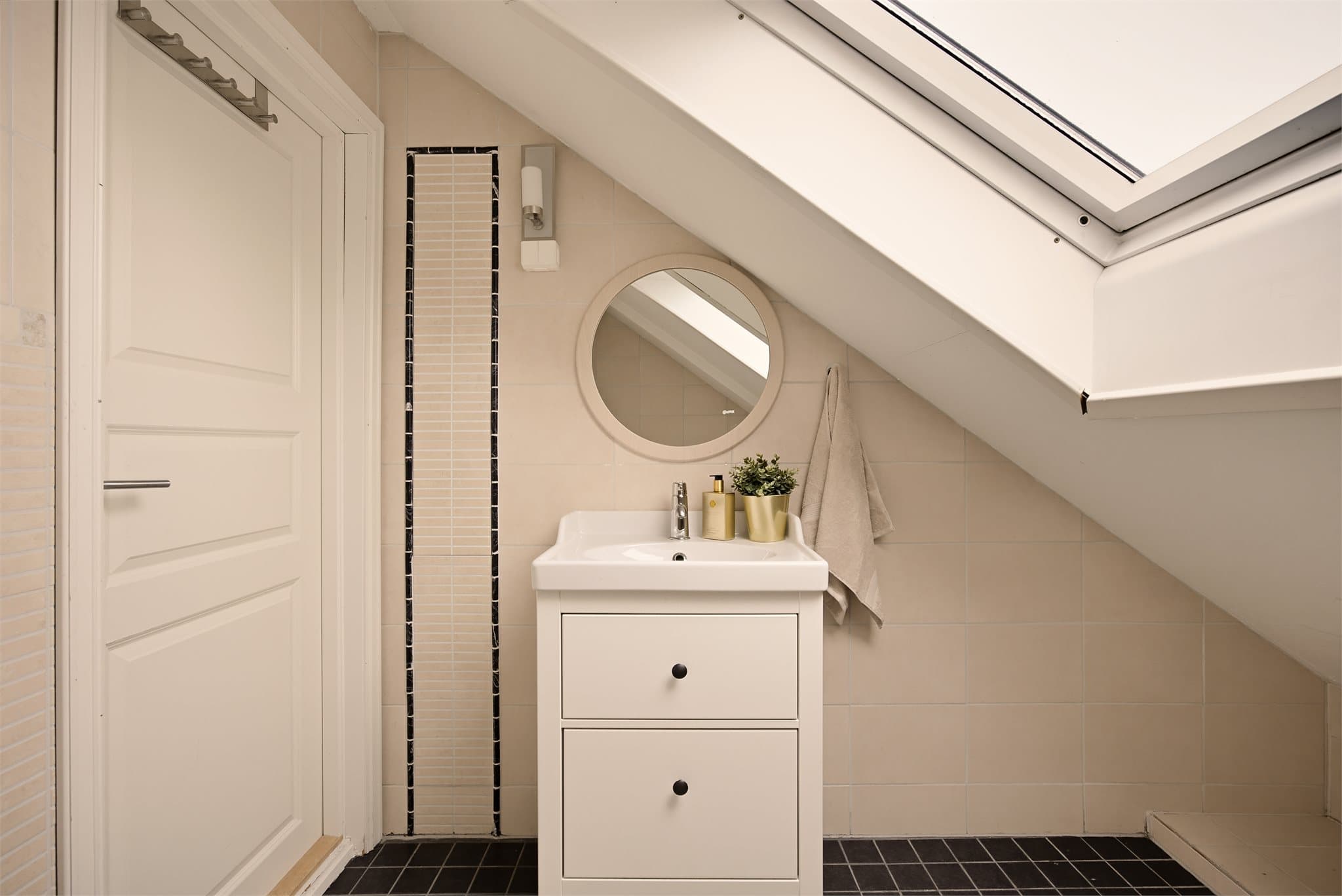 Rommet har servant, klosett og badekar. I tillegg har badet mekanisk avtrekk.