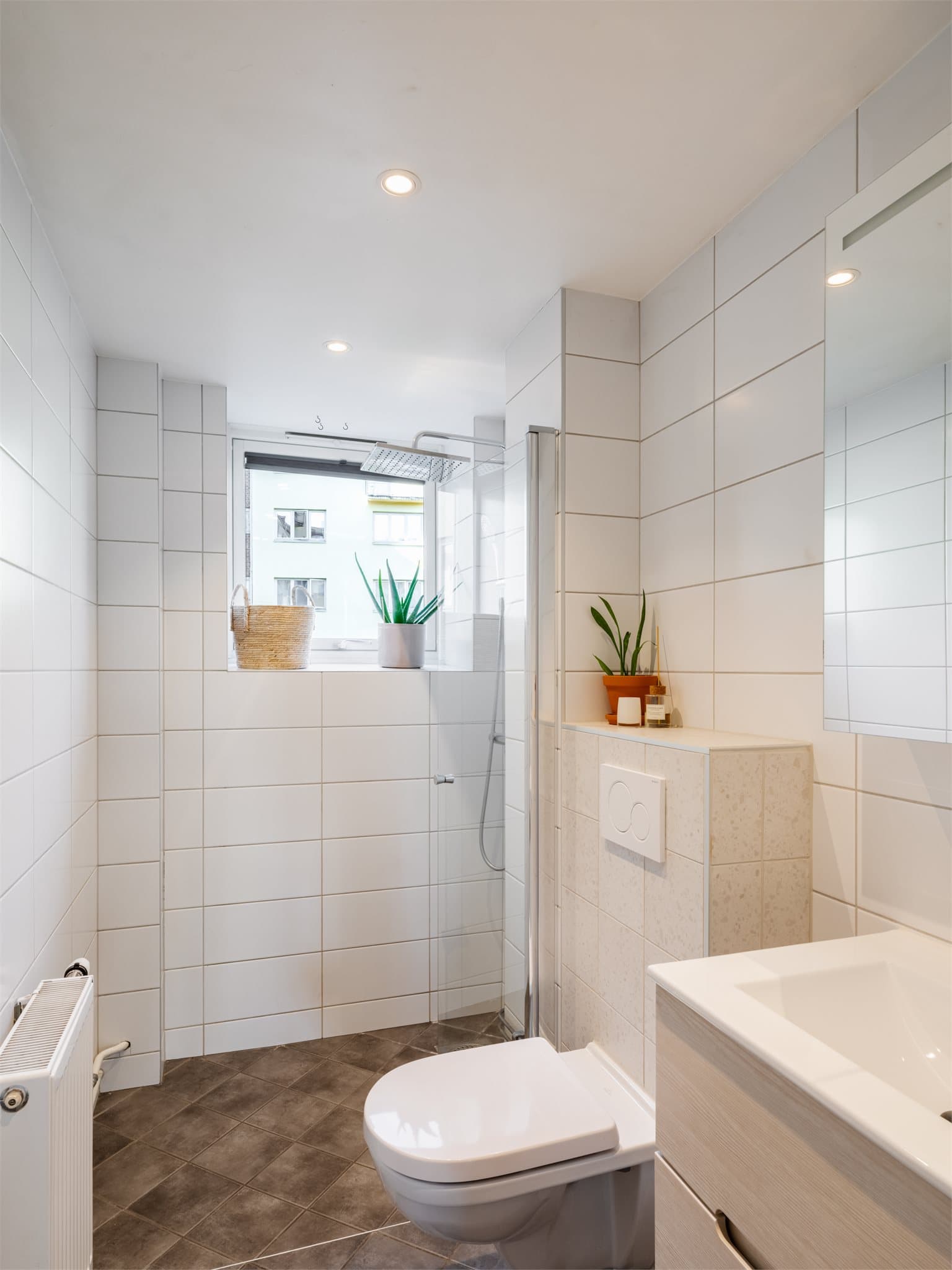 Badet er oppgradert i 2024 og fremstår moderne og funksjonelt. Oppgraderingen inkluderer nytt vegghengt toalett, ny dusjløsning og speilskap med integrert stikkontakt.