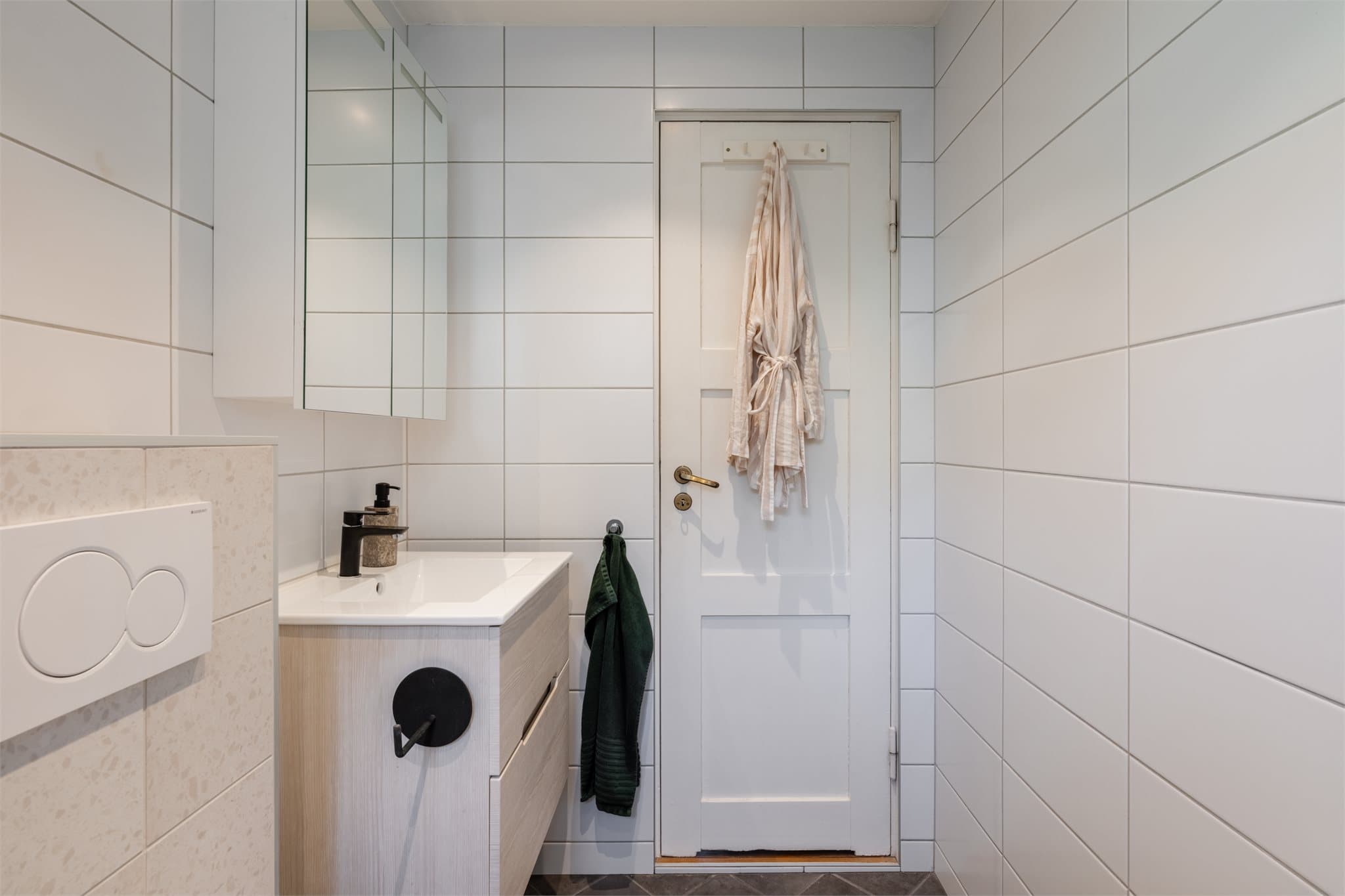Badet har flislagte overflater og varmekabler i gulv, som gir god komfort.