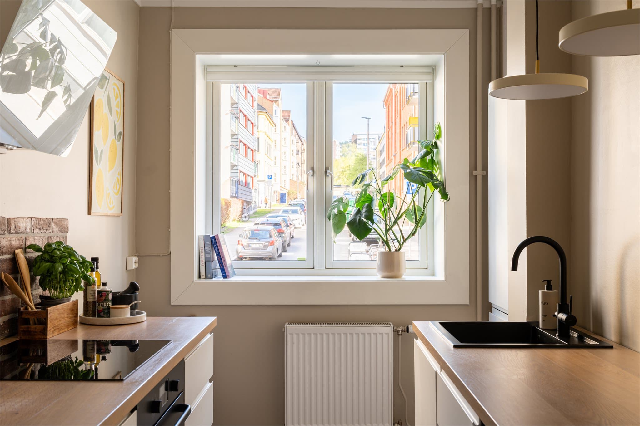 Kjøkkenet byr på gode arbeidsflater og oppbevaringsmuligheter. Vinduet slipper inn rikelig med naturlig lys.