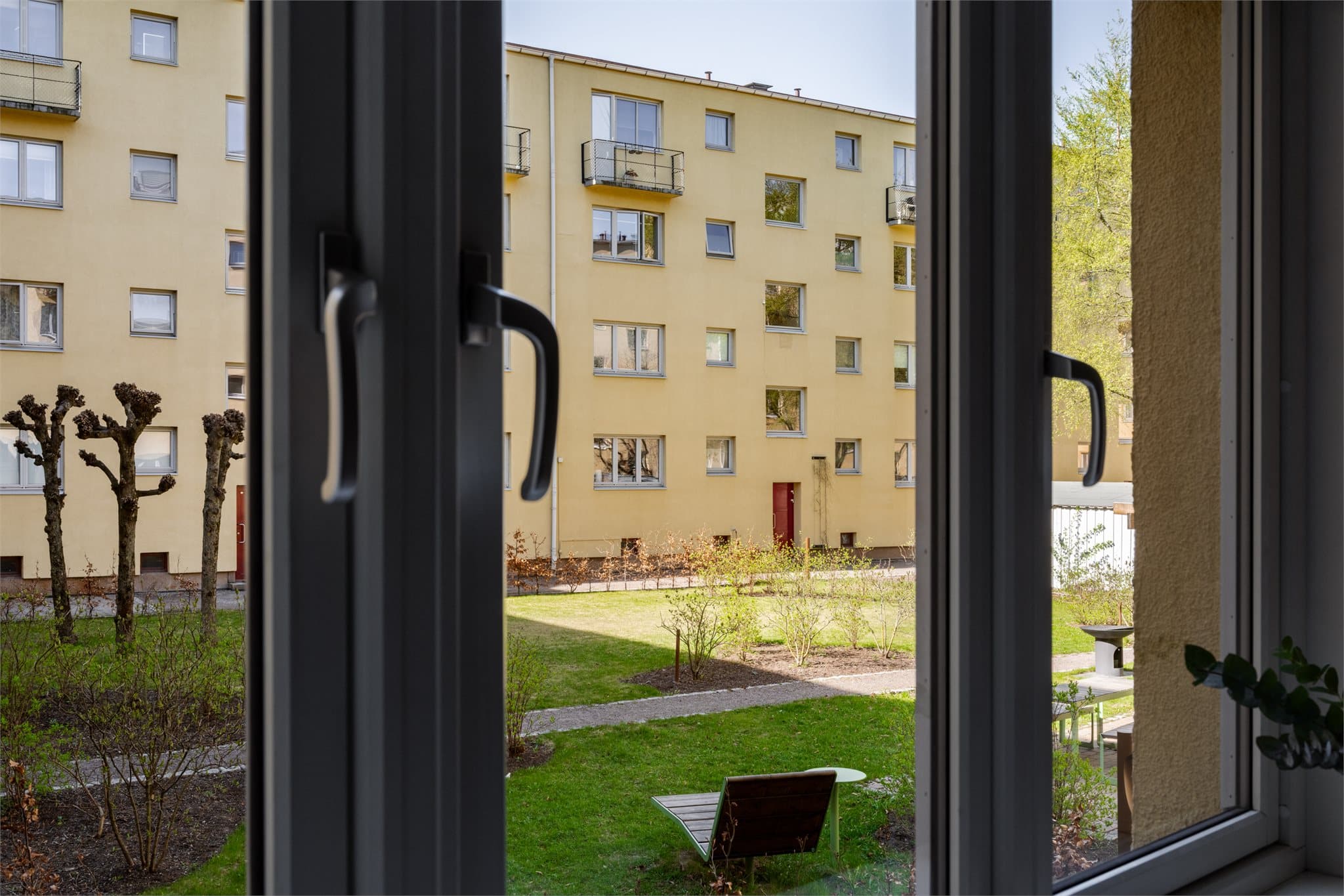 Utsikt mot en av aksjelagets tre bakgårder, som tilbyr et skjermet og rolig fellesområde.