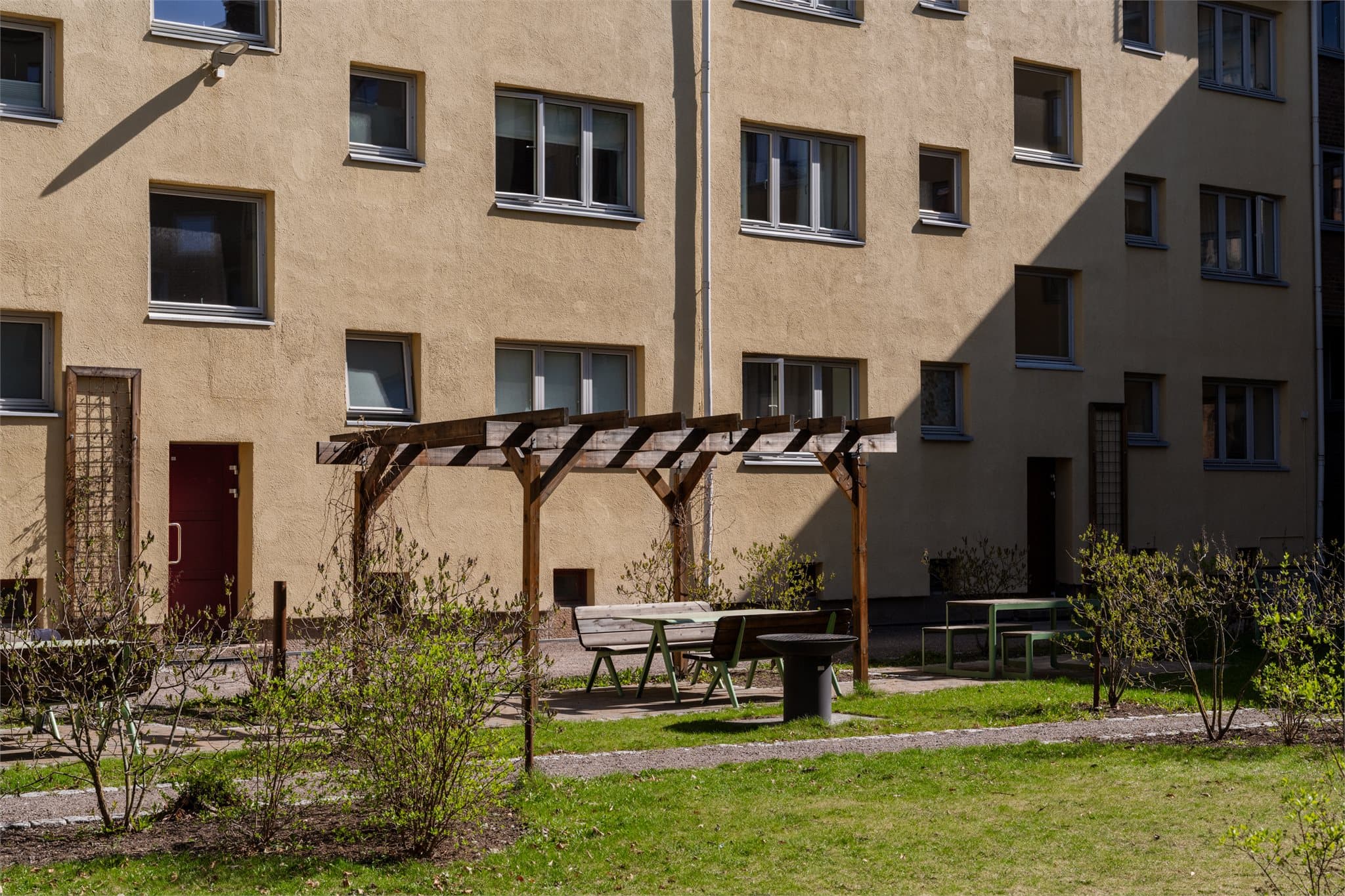 I bakgården finner du sittegrupper og felles grill, et perfekt sted for sosiale sammenkomster med gode solforhold.