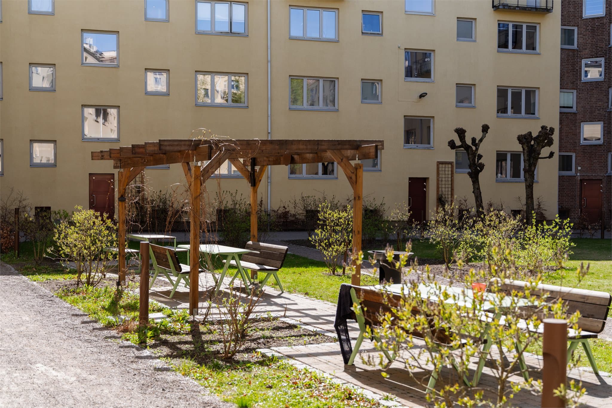 De velstelte bakgårdene er et grønt fristed som innbyr til rekreasjon og lek.