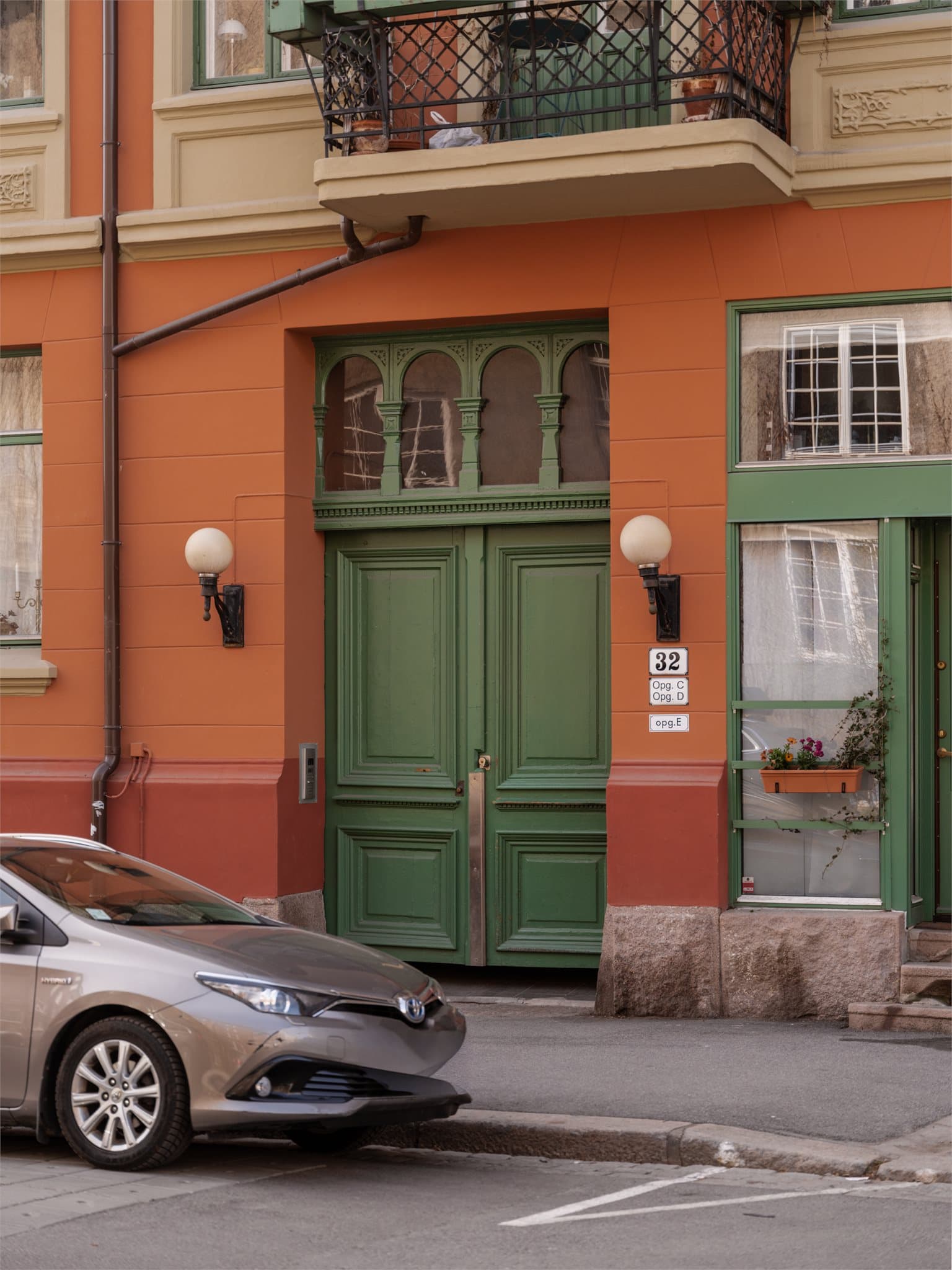 Et flott og klassisk inngangsparti ønsker deg velkommen fra gaten.