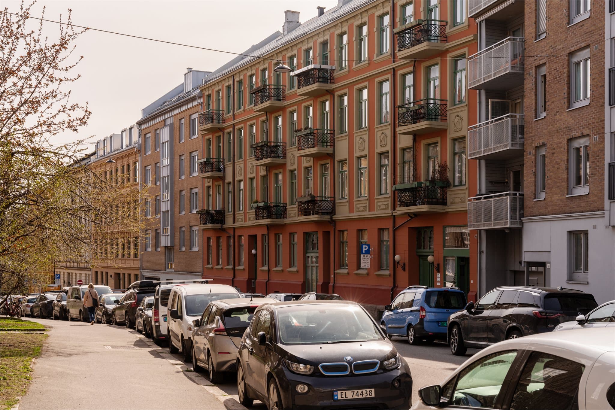 Her bor du i en tilbaketrukket del av Stensgata, men med få meter til både Stensparken, trikken og alt Bislett kan by på av mat- og nisjebutikker. Her kan du velge og vrake mellom tre matbutikker et steinkast unna, som også er søndagsåpne!