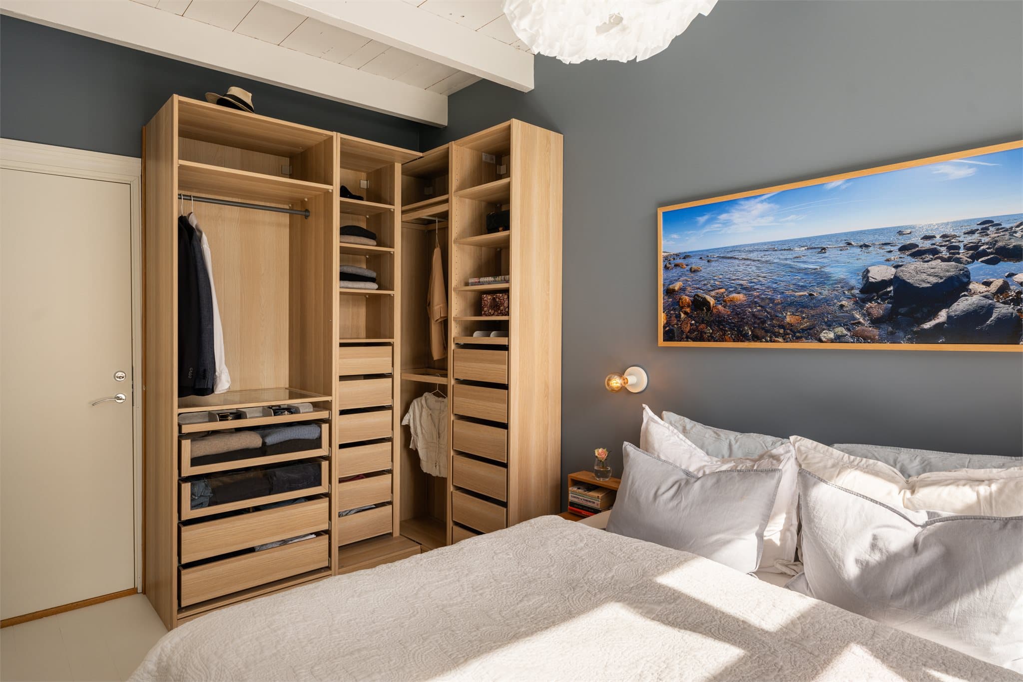 Her finner man en romslig garderobeløsning med god plass til oppbevaring. Skapet er fra IKEA (pax) og det er mulig å sette på dører etter ønske, eller bygge på videre.