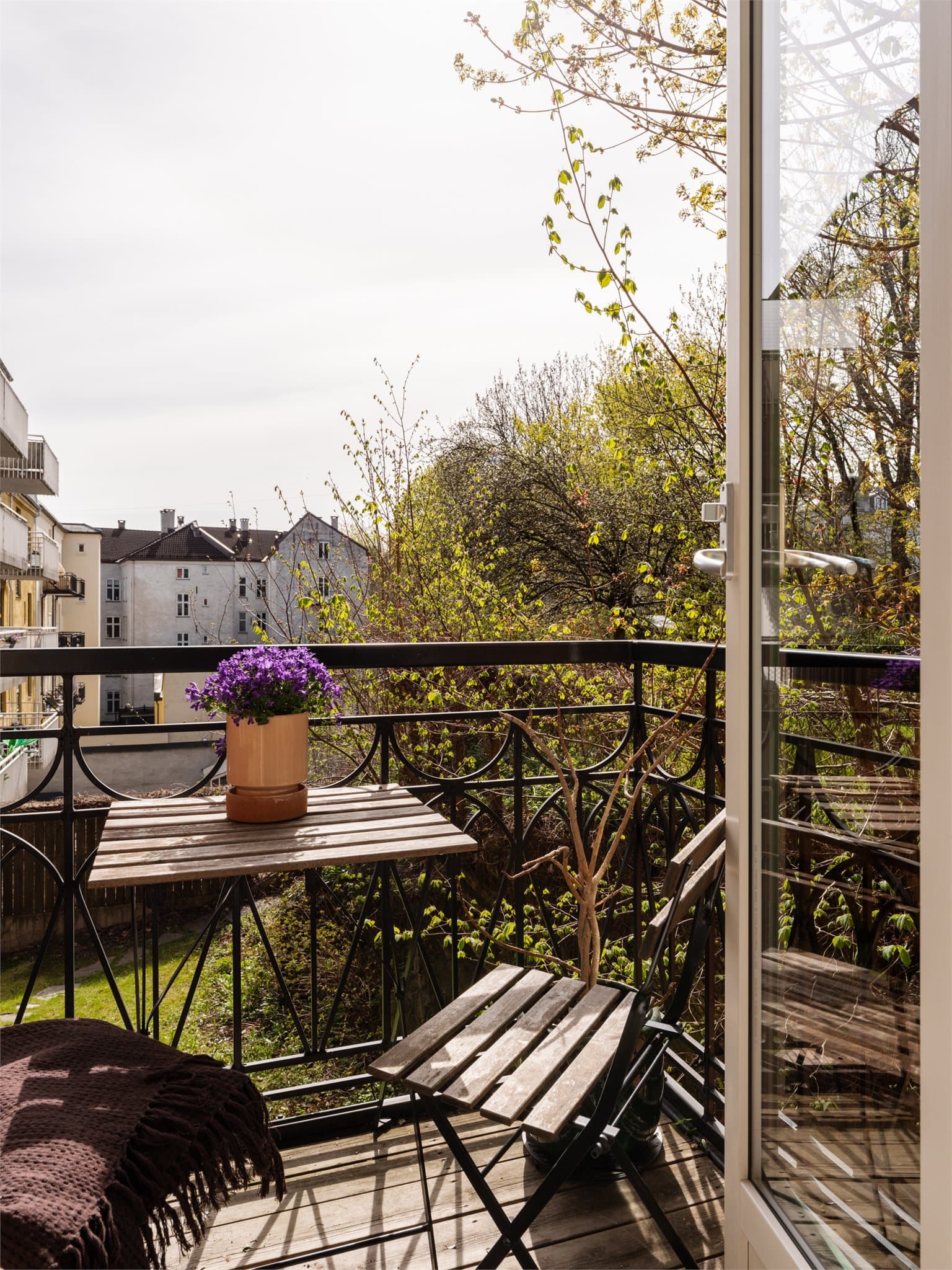 Det er god plass til både sittegruppe og grill, hvor sommerdagene kan nytes.